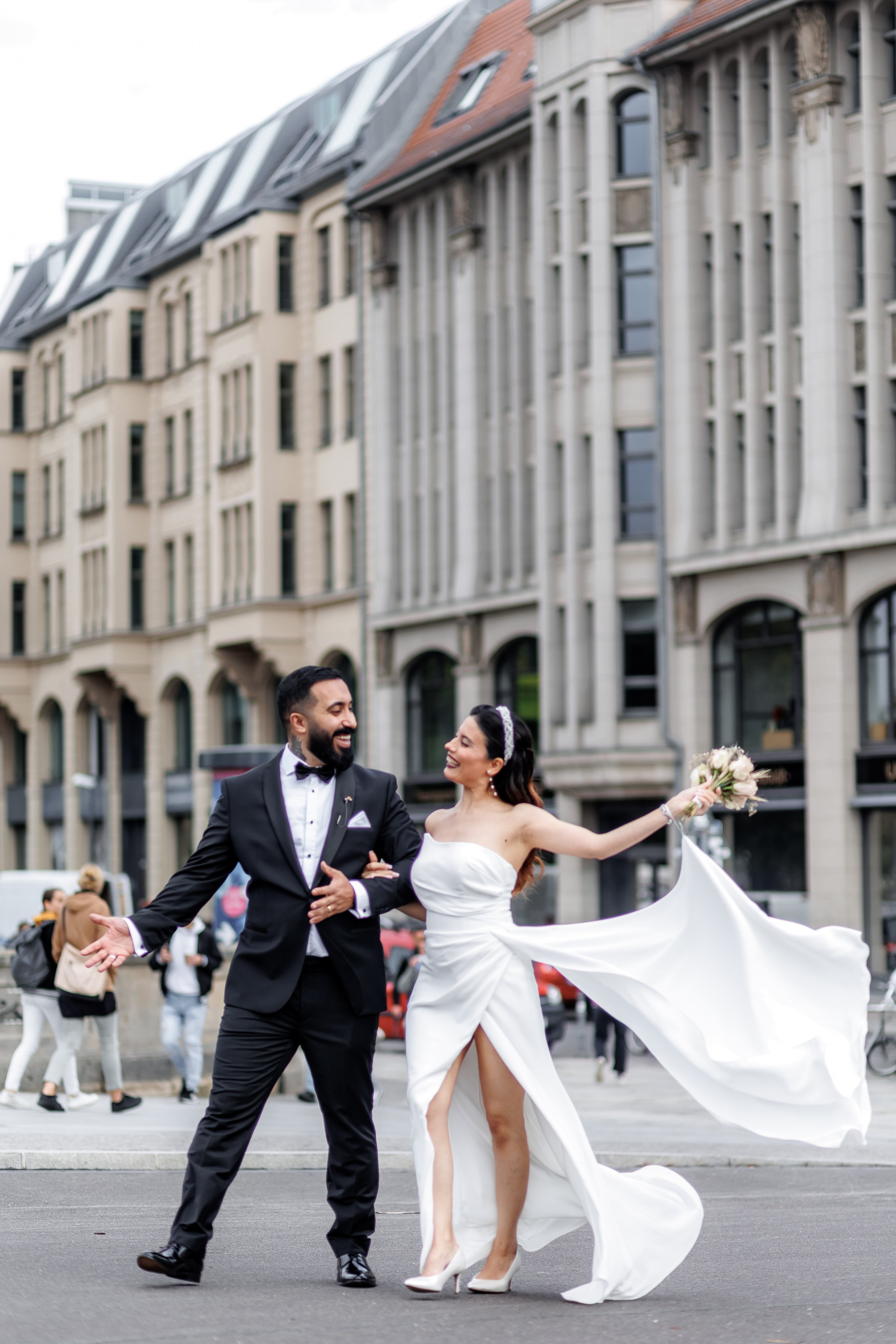 Brautpaar in Berliner Innenstadt, editoriale Hochzeitsfotografie – Hochzeitsfotograf Berlin | Nataliia Schütze 