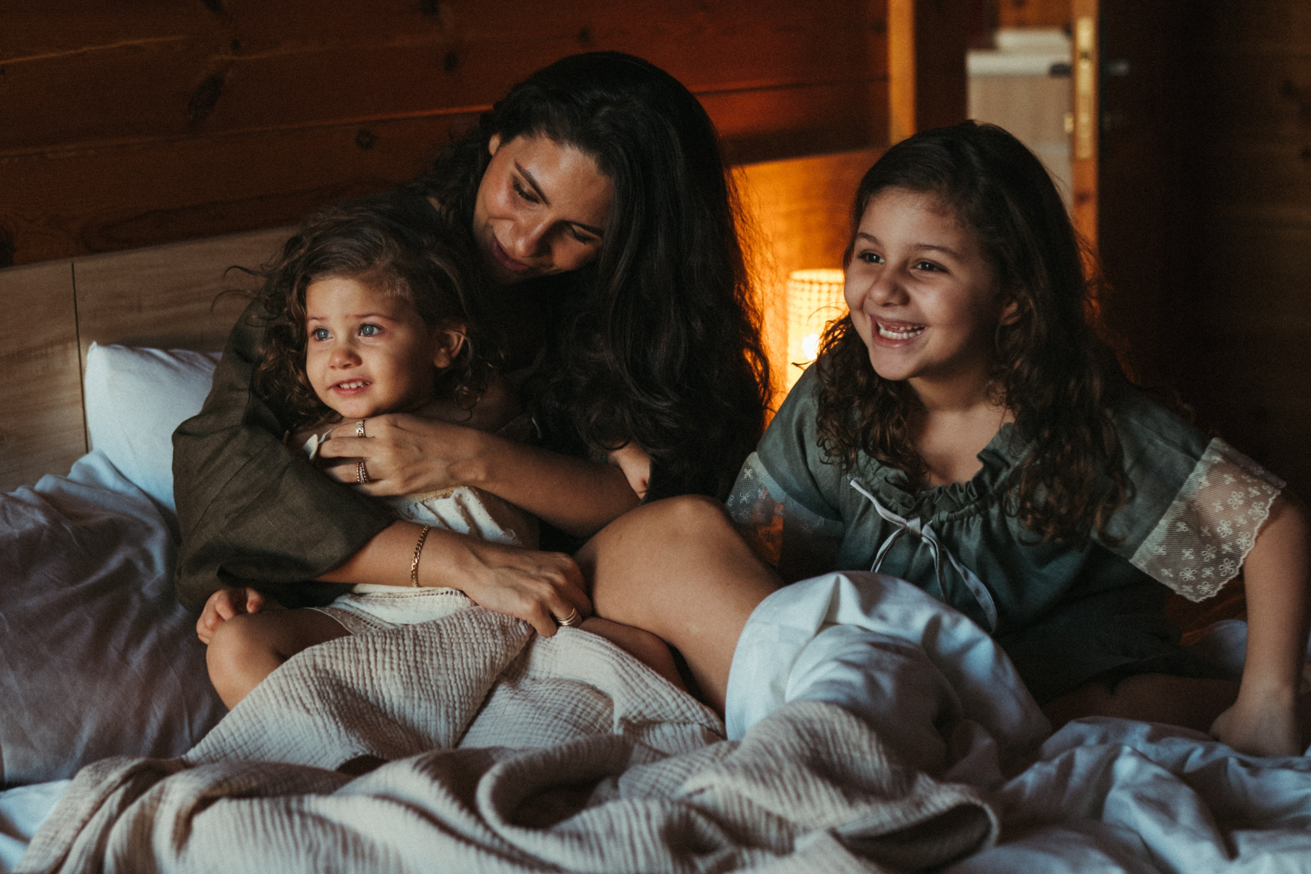 Amnah with daughters. Family photographer in Saudi Arabia