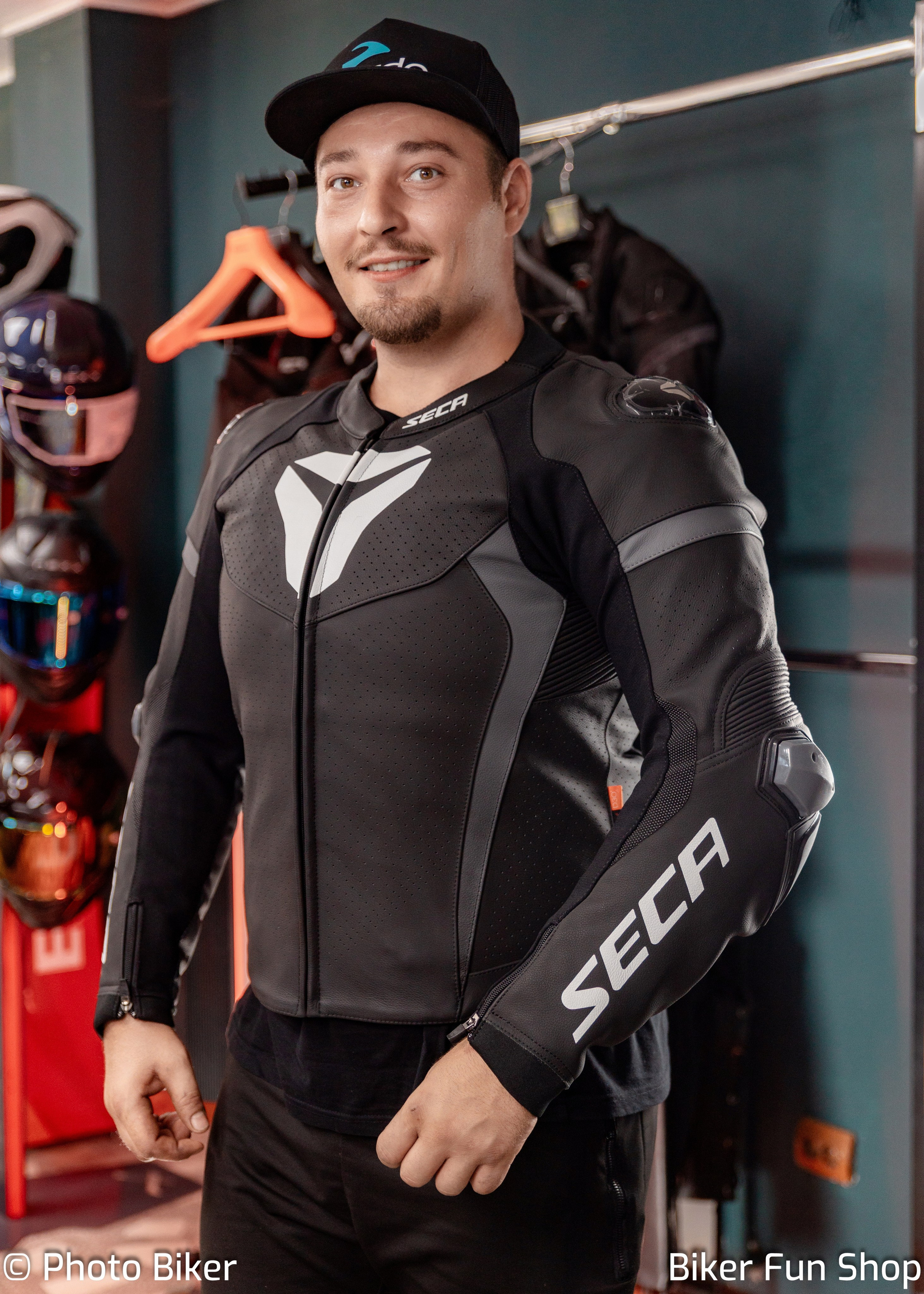 Sesiune foto magazin Biker Fun Shop. Lucian Dedeu — Fotograf