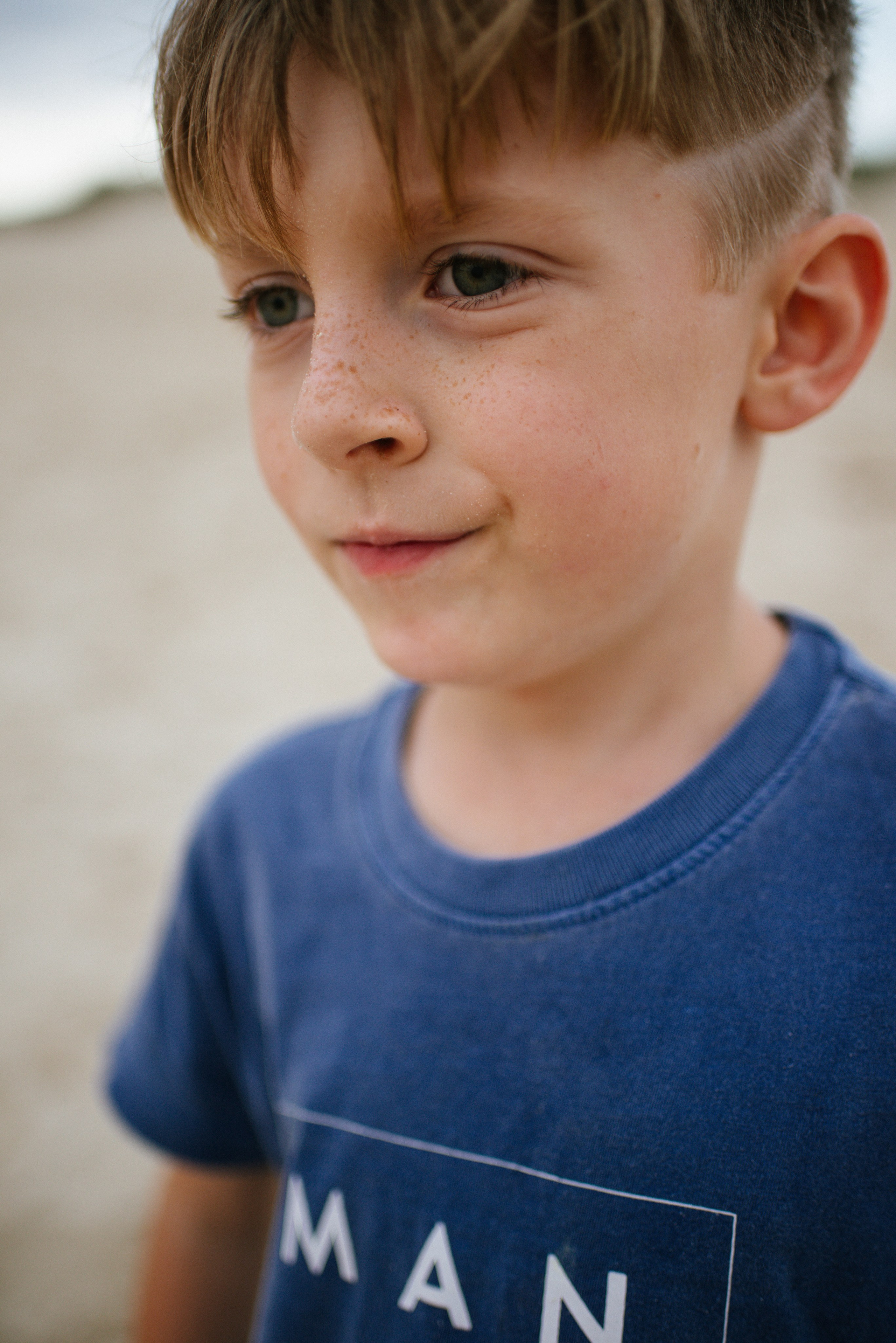 Joga de frisbee. Fotógrafo de família e crianças