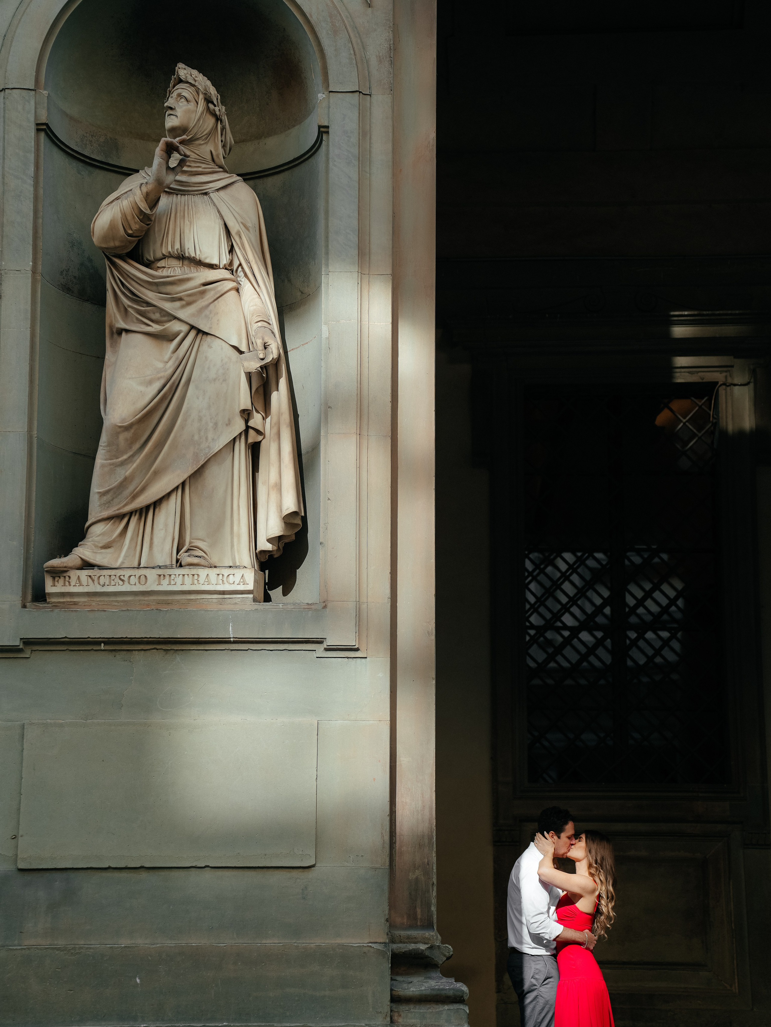 Classic Photoshoot Duomo & pz Michelangelo. Wedding Photographer in Italy