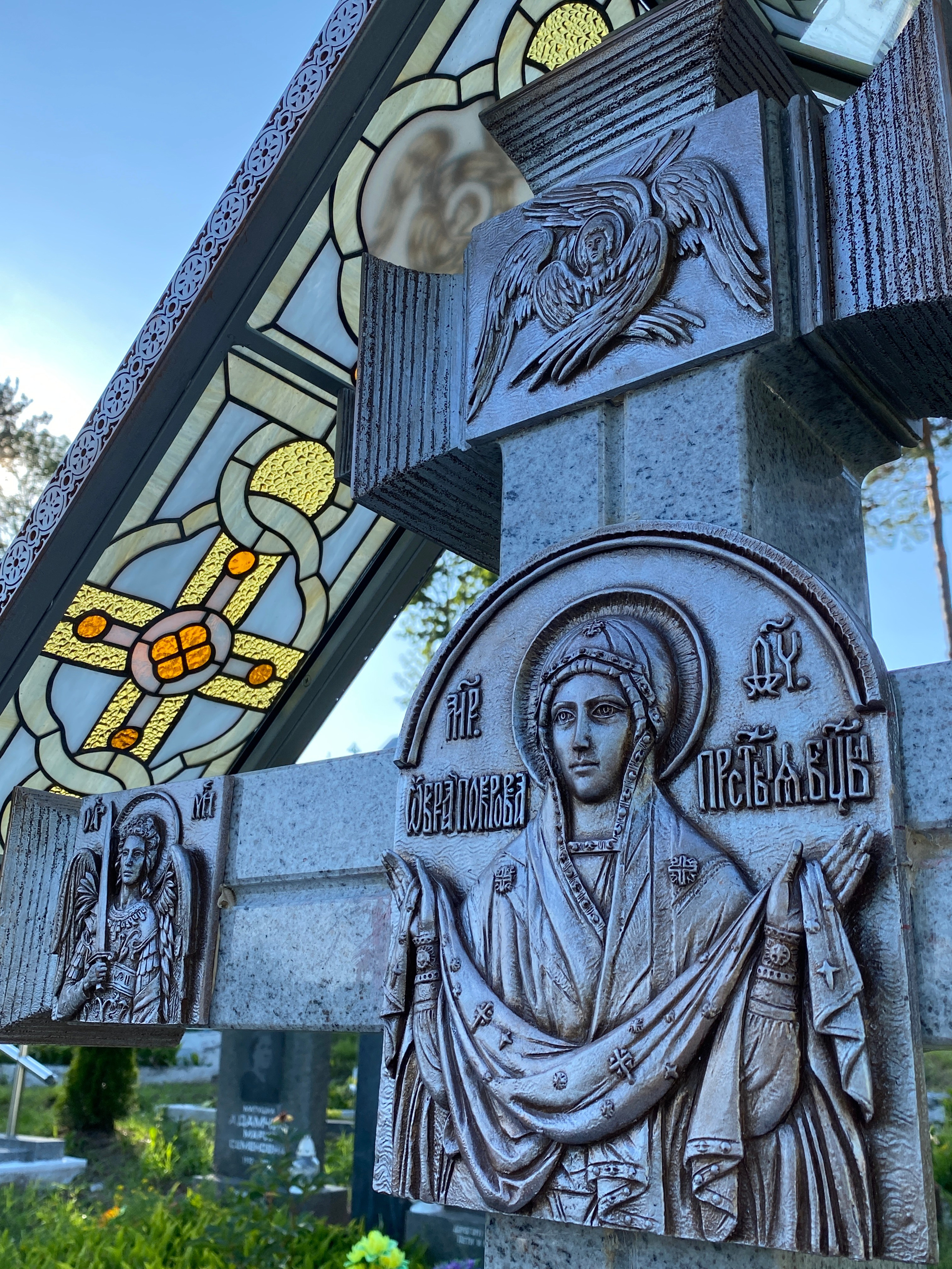 Мемориальная композиция в Успенском Жировичском ставропигиальном монастыре Белорусской православной церкви в агрогородке Жировичи Слонимского района Гродненской области Республики Беларусь. Протоиерей Фёдор Повный - идея и творческая концепция. Мария Тарлецкая - автор проекта и руководитель реализации. Анна Авгуль - витраж.  2022-2023 г. Сталь, витражи, монолитный поликарбонат,  художественная ковка, лазерная резка, сварка.