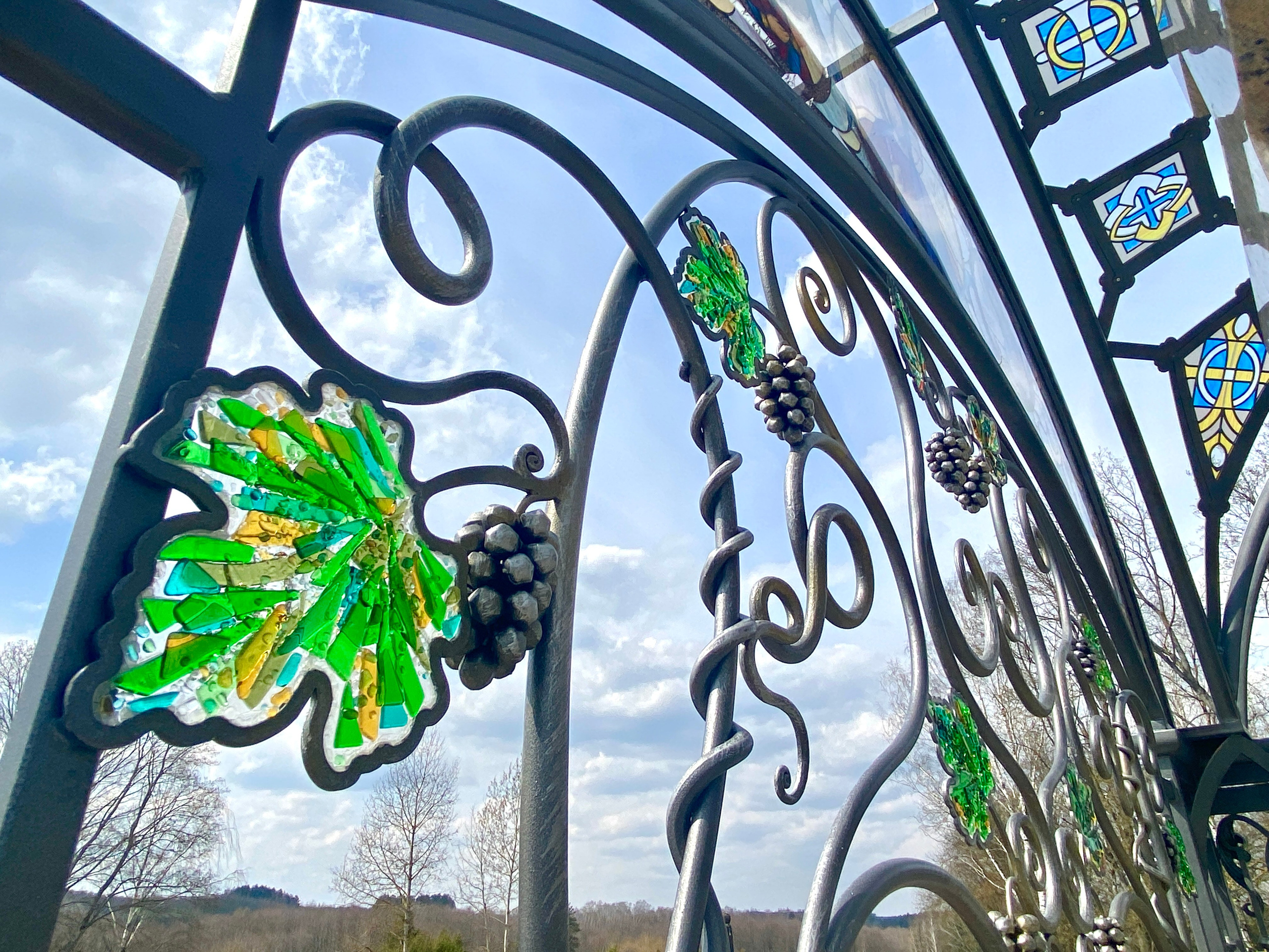 Архитектурная композиция «Красненский некрополь» в д. Красное Минской области. Протоиерей Фёдор Повный - идея и творческая концепция. Мария Тарлецкая - автор проекта и руководитель реализации. Анна Авгуль - витраж.  2020 г. Сталь, витражи, монолитный поликарбонат,  художественная ковка, лазерная резка, сварка. 