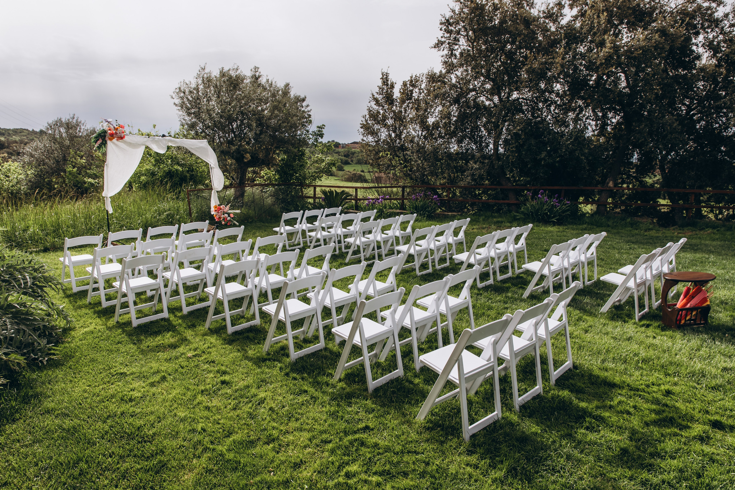 Bride and groom in front of Barcelona Cathedral – timeless wedding photography Spain.