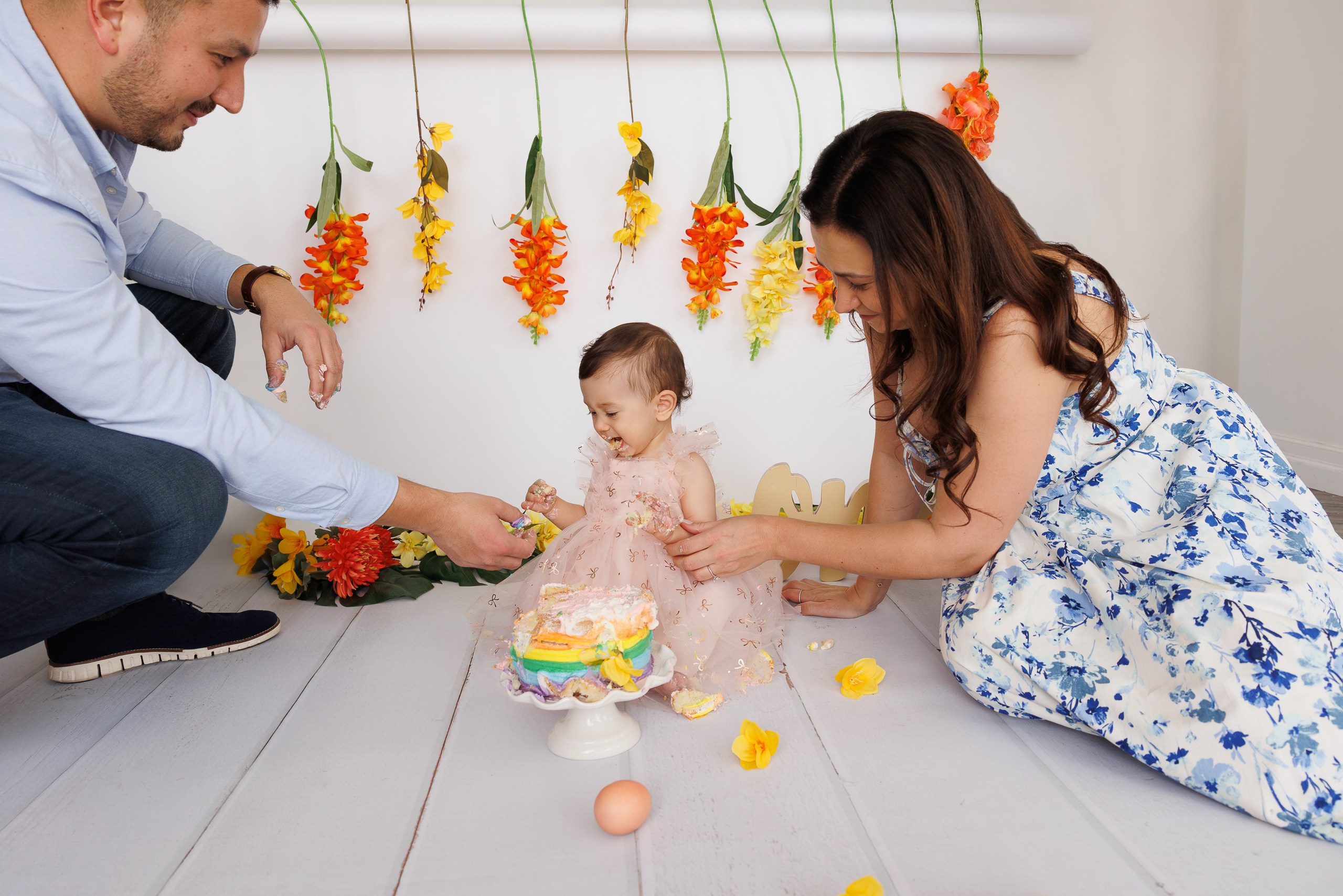 Cake smash session with neutral tones and modern decor Montreal studio