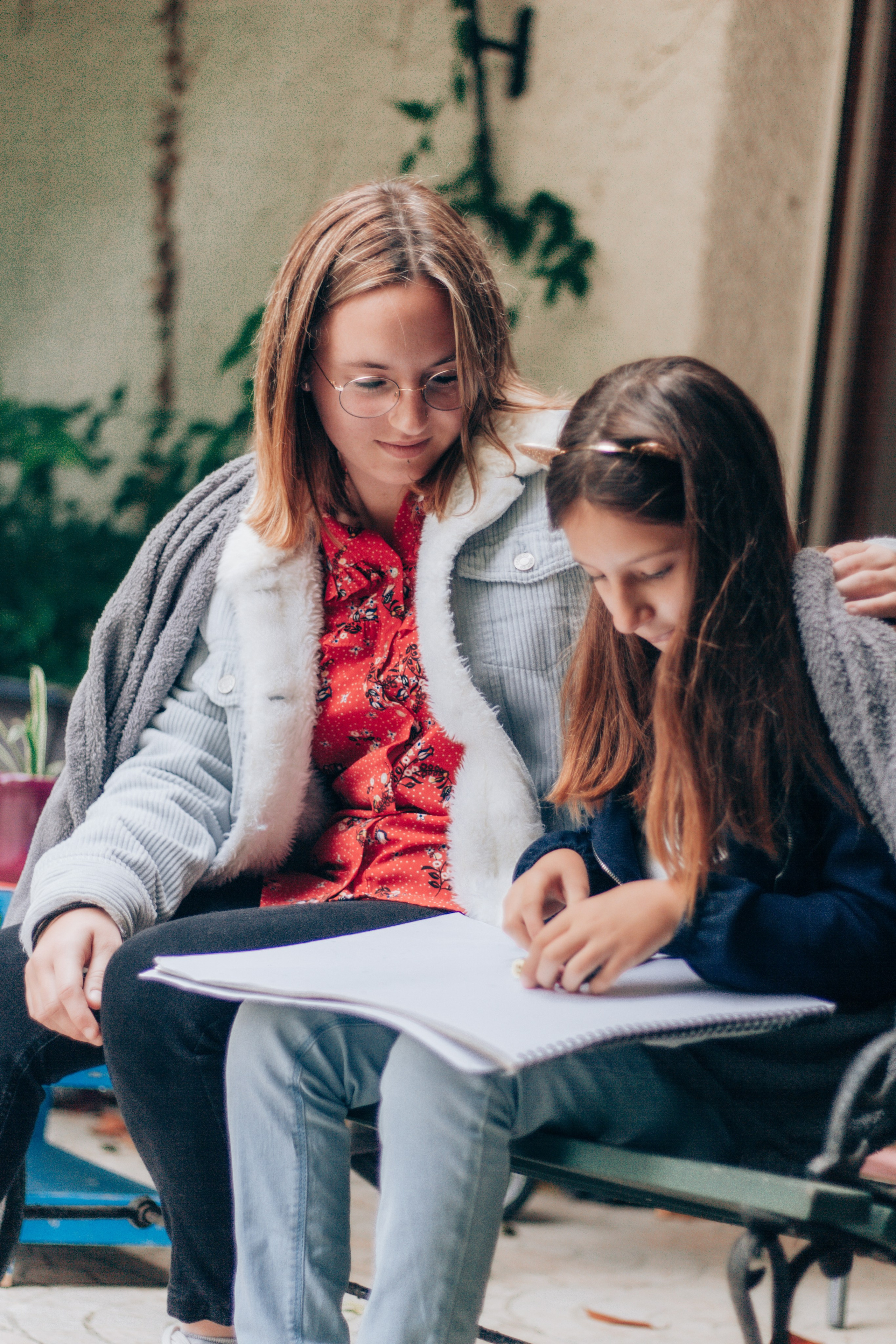 Johanna et sa petite soeur. Photographe professionnelle à Poitiers, Tours et Châtellerault | Studio photo entre Poitiers et Tours – portraits, familles, entreprises, ma