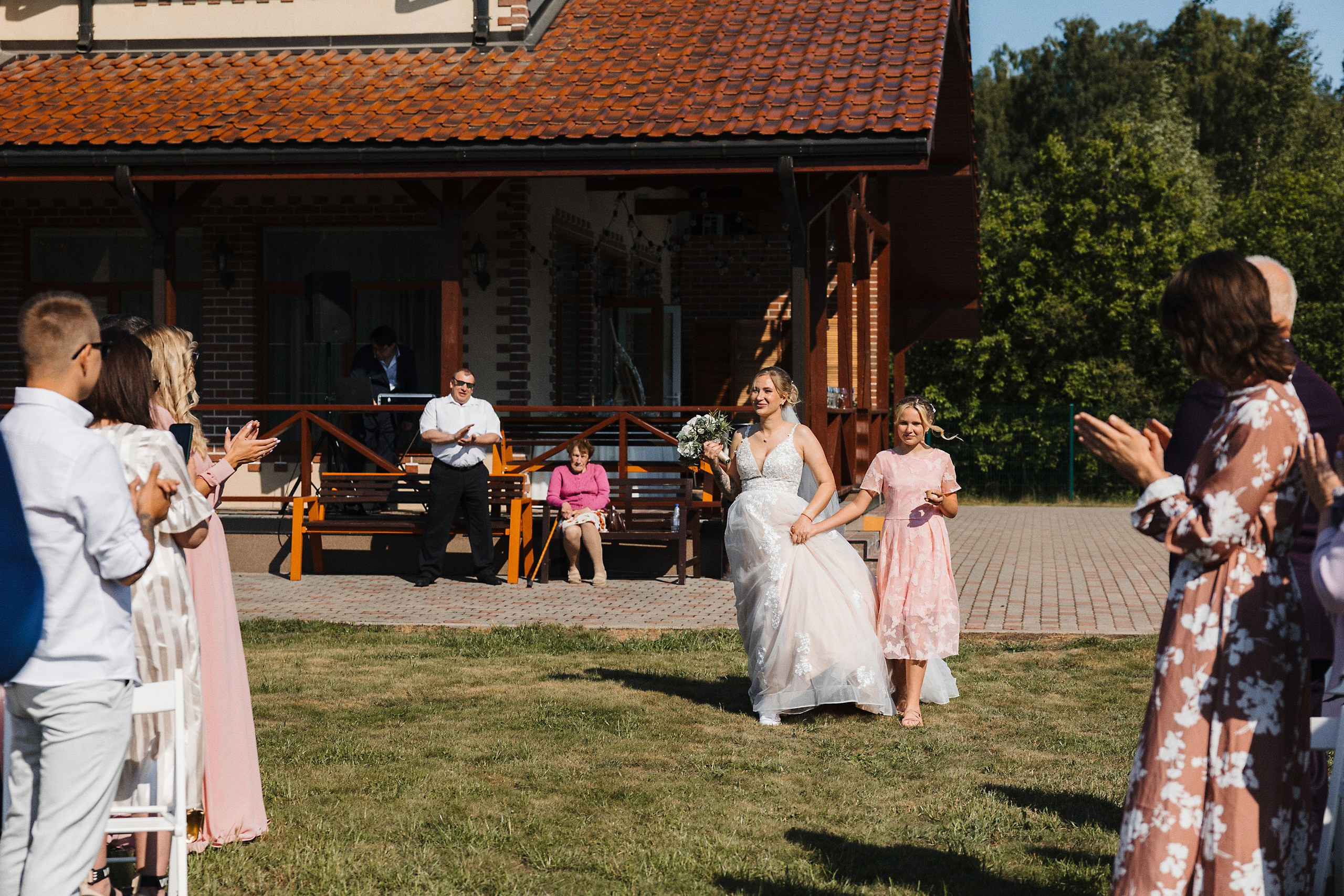 Летний свадебный фоторепортаж в Риге и Alberta Muiza. Евгений Тимофеев | Свадебный и контент-фотограф и видеограф в Риге