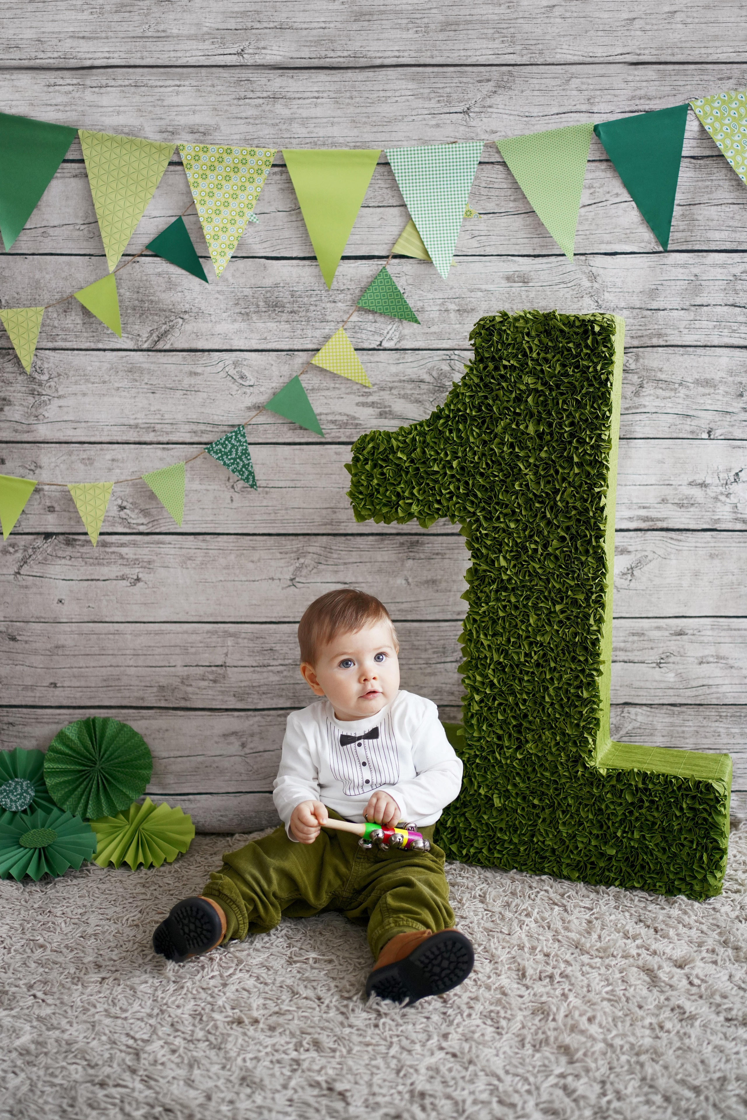 Geburtstagsfotoshooting mit großer Nummer 1 und Flaggen