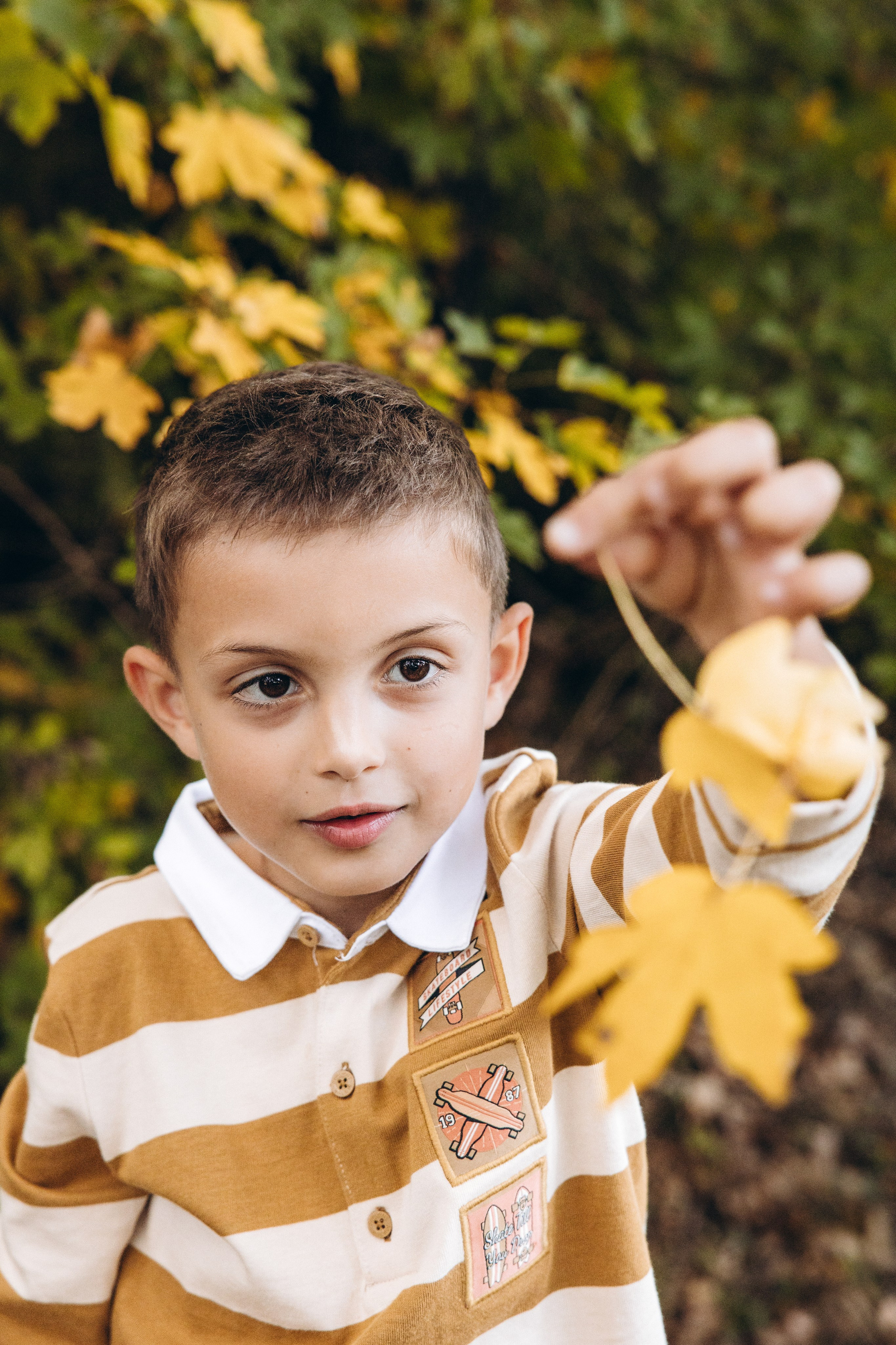 Autumn mother-son family photoshoot in Toulouse. Eugénie Smirnova — your photographer in Toulouse and southwest France