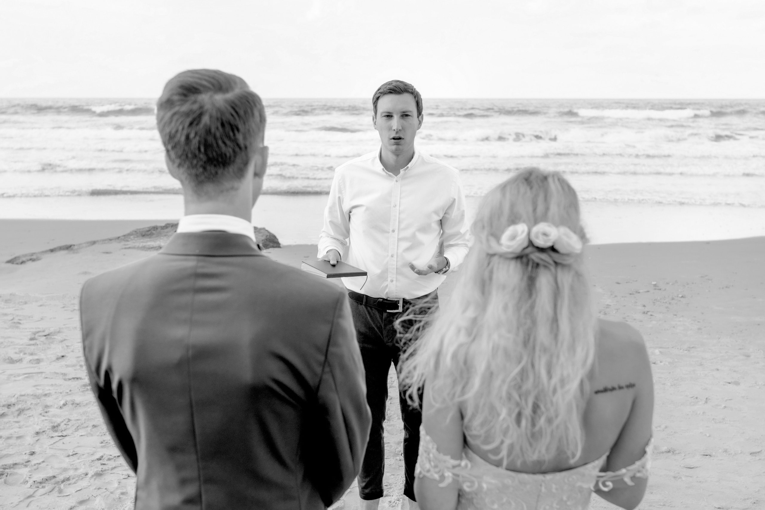 Wedding ceremony on the beach, Nerijus & Egle. Porto Travel Photographer | Couples & Vacation Photos in Portugal — WePortugal