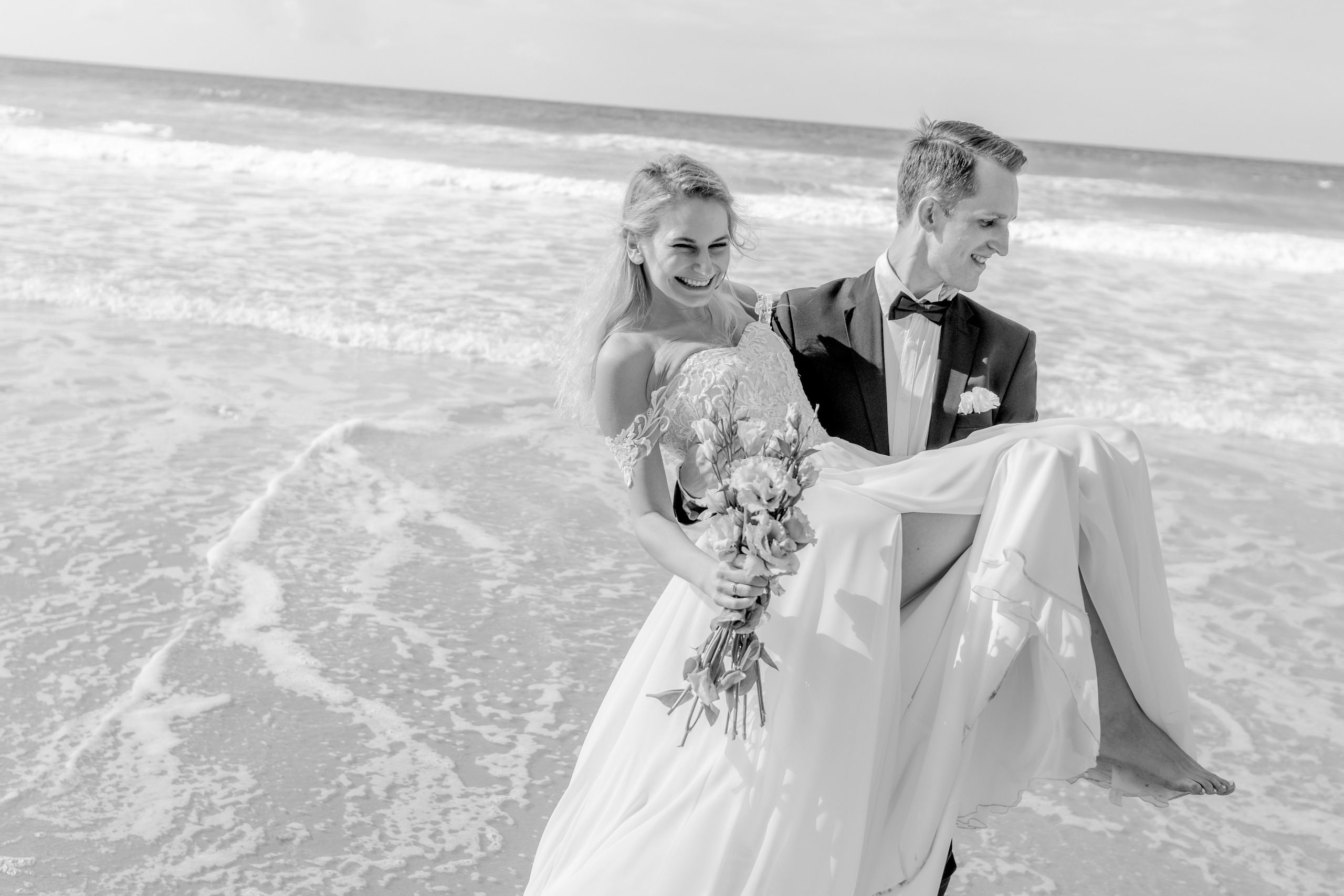 Wedding ceremony on the beach, Nerijus & Egle. Porto Travel Photographer | Couples & Vacation Photos in Portugal — WePortugal