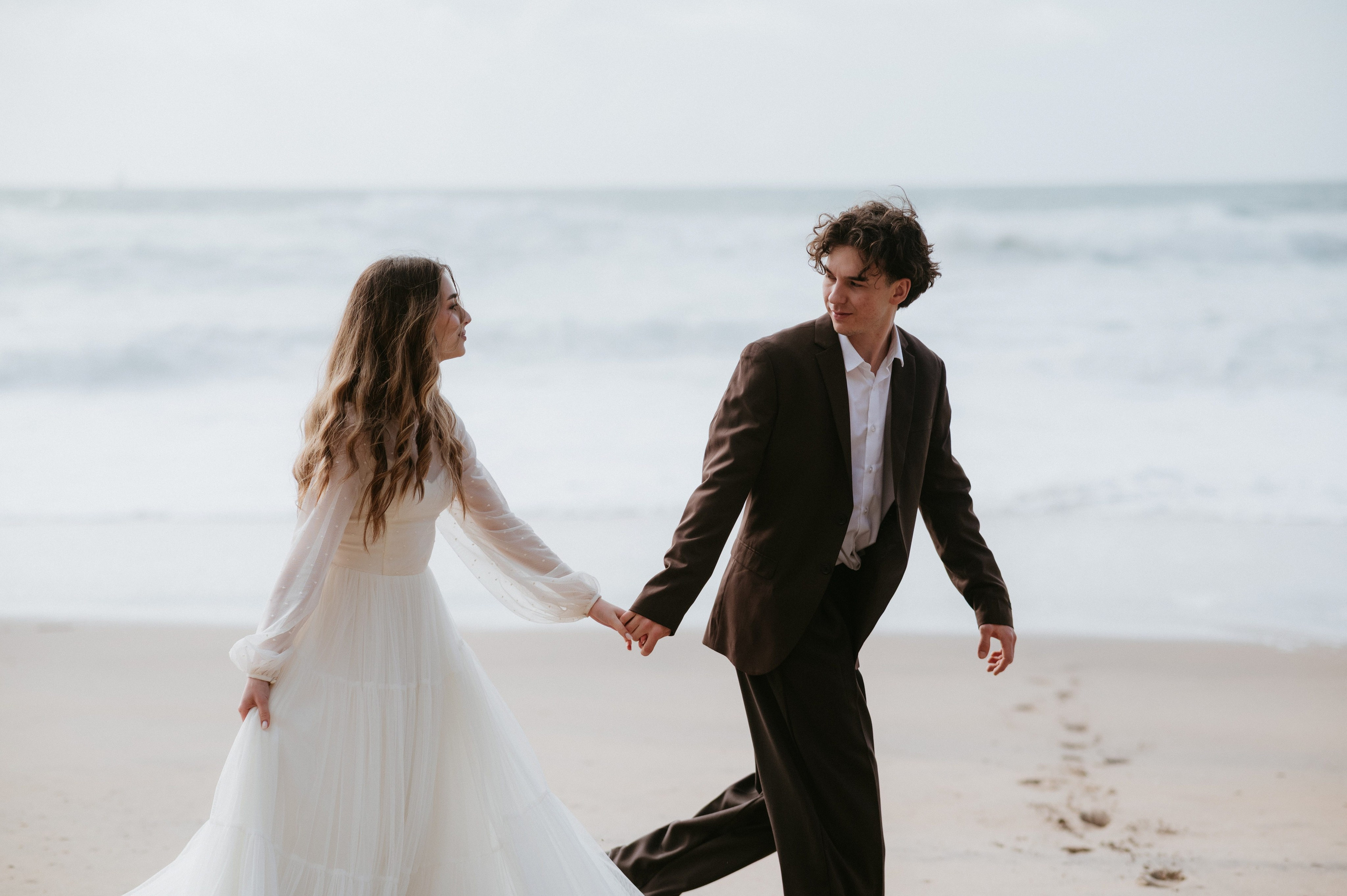 Ședință foto de nuntă pe plaja Adraga – emoție la malul oceanului Atlantic. Valentin Melen - fotograf de nunta 🤍