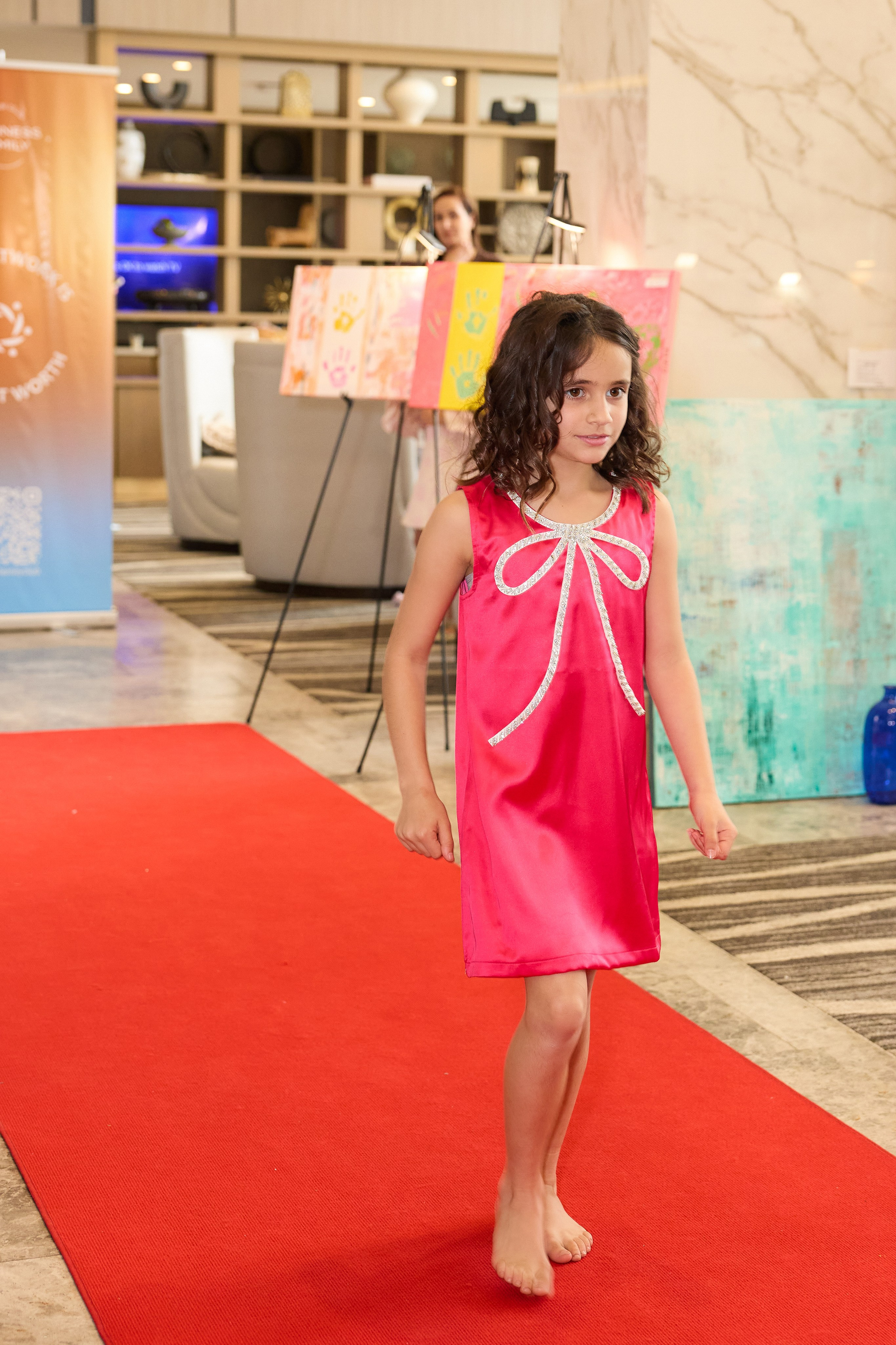 Авторская благотворительная художественная выставка Дианы Бортник. Фотограф Юлия Маковеева