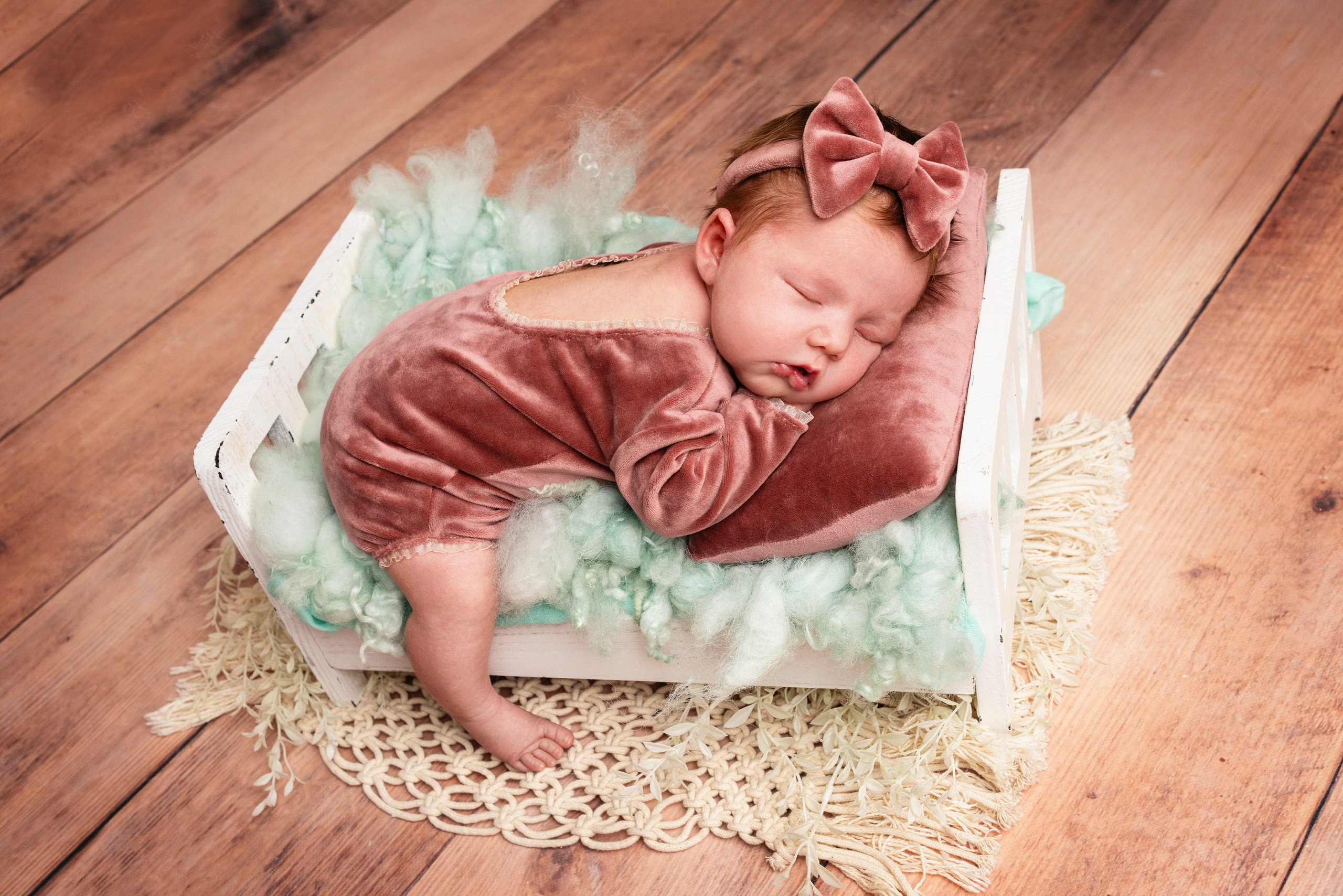 Neugeborenes lächelt leicht während Studio-Fotoshooting