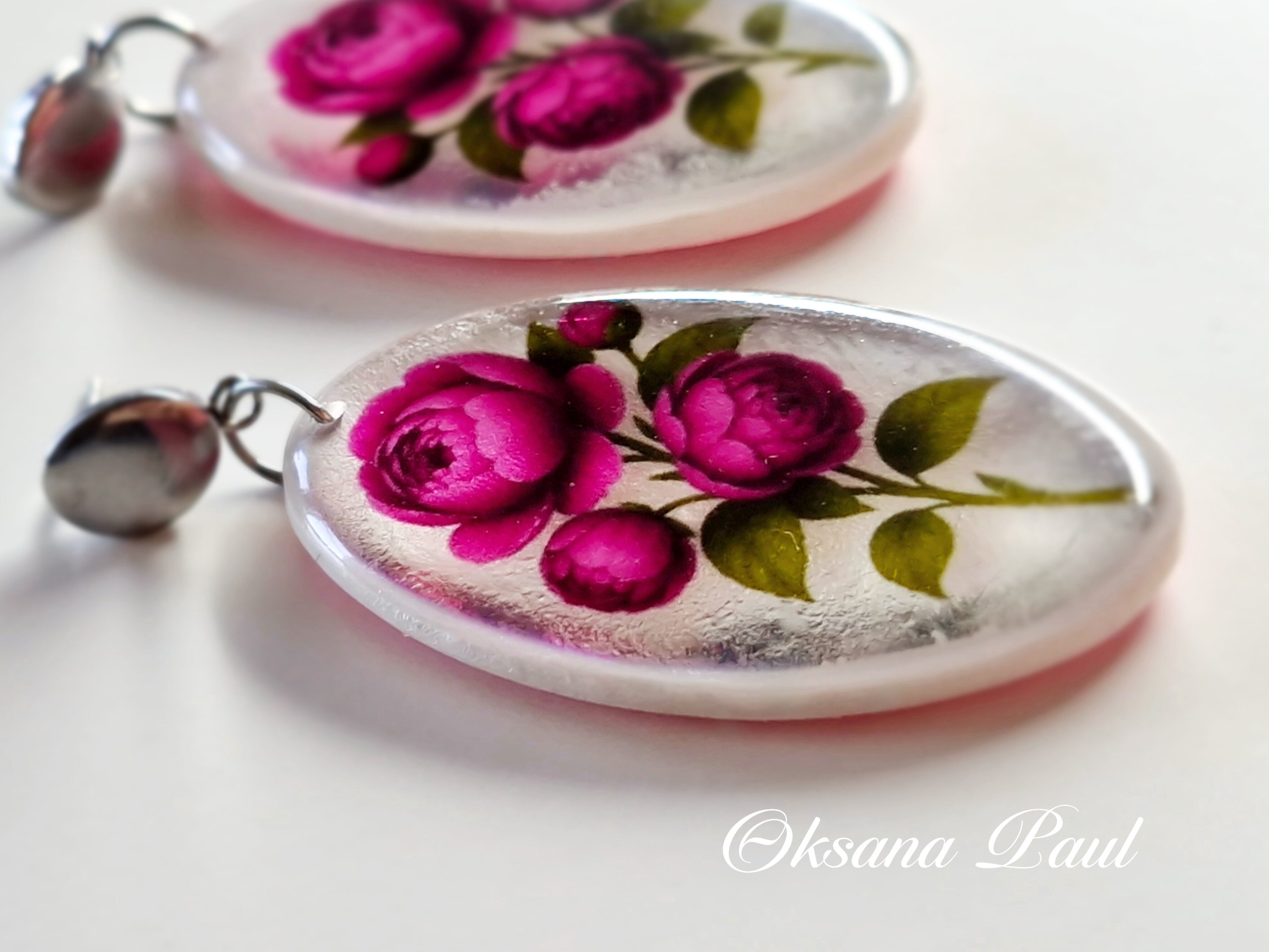 Украшения ручной лепки из полимерной глины с покрытием смолой: серьги, миниатюрные броши и арт-объекты с глянцевым блеском. Уникальные украшения Oksana Paul создаются вручную, с эффектом стеклянной поверхности, объёмными деталями и художественной подачей. Полимерная глина, смола, 3D-лепка, украшения из полимерной глины, серьги ручной работы, аксессуары ручной работы. Handgemachter Schmuck aus Polymer Clay mit Harzüberzug: Ohrringe, Miniaturbroschen und glänzende Kunstobjekte mit 3D-Effekt. Einzigartiger Schmuck von Oksana Paul – handgefertigt, mit gläserner Oberfläche, feinen Details und künstlerischem Ausdruck. Polymer Clay Schmuck, Harz Finish, handgemachte Ohrringe, Schmuckdesign, Kunstschmuck.