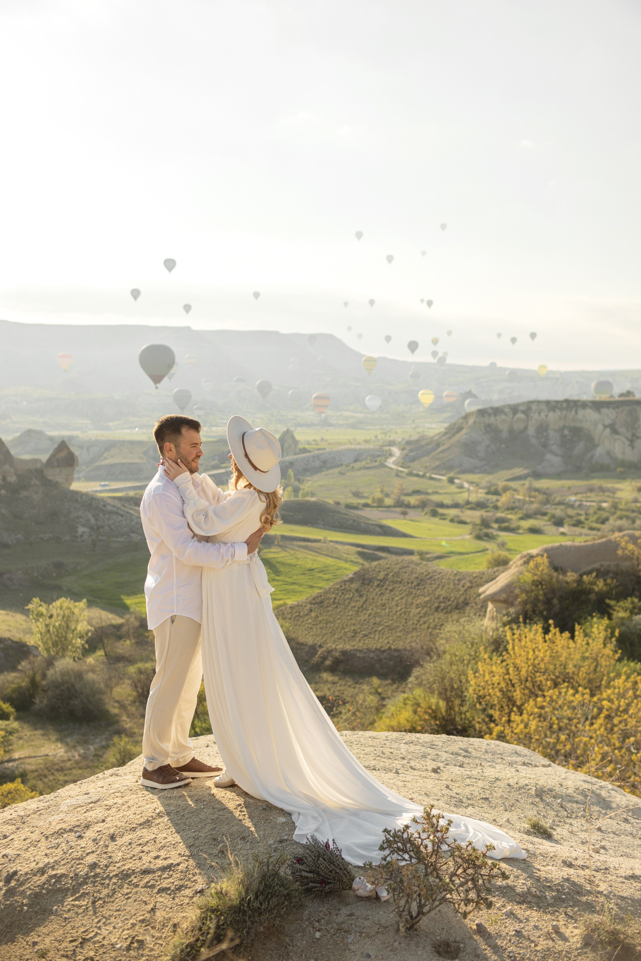 Elegant Wedding Photoshoot with a Flowing Dress and Balloons in Cappadocia. Julia Ganch I Fashion Wedding Photography I Cappadocia Turkey