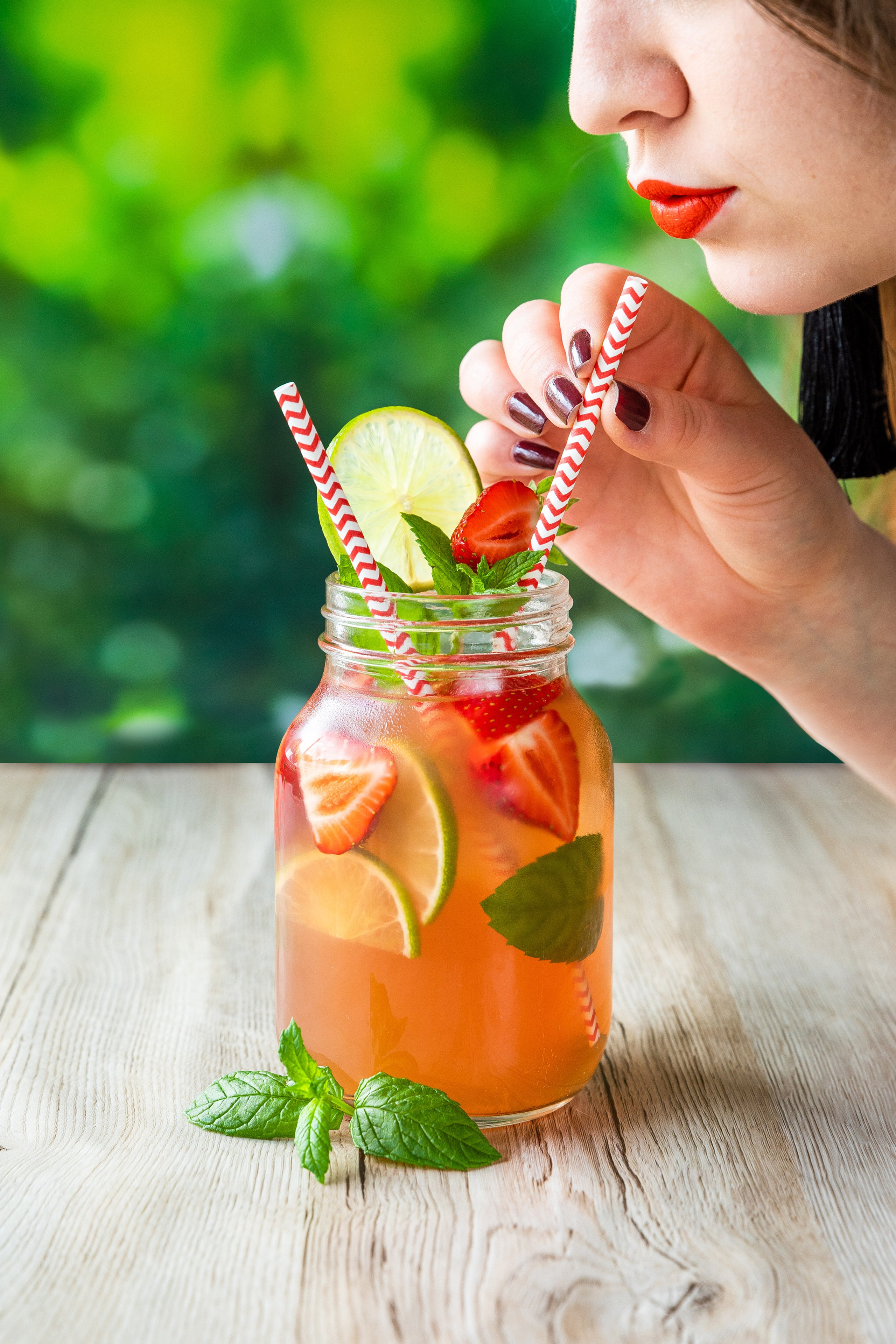 Malli ja henkilökuvaus studiossa luonnollisella valolla. Prosessien esittely kuvauksen yhteydessä. Some-sisältö brändille.