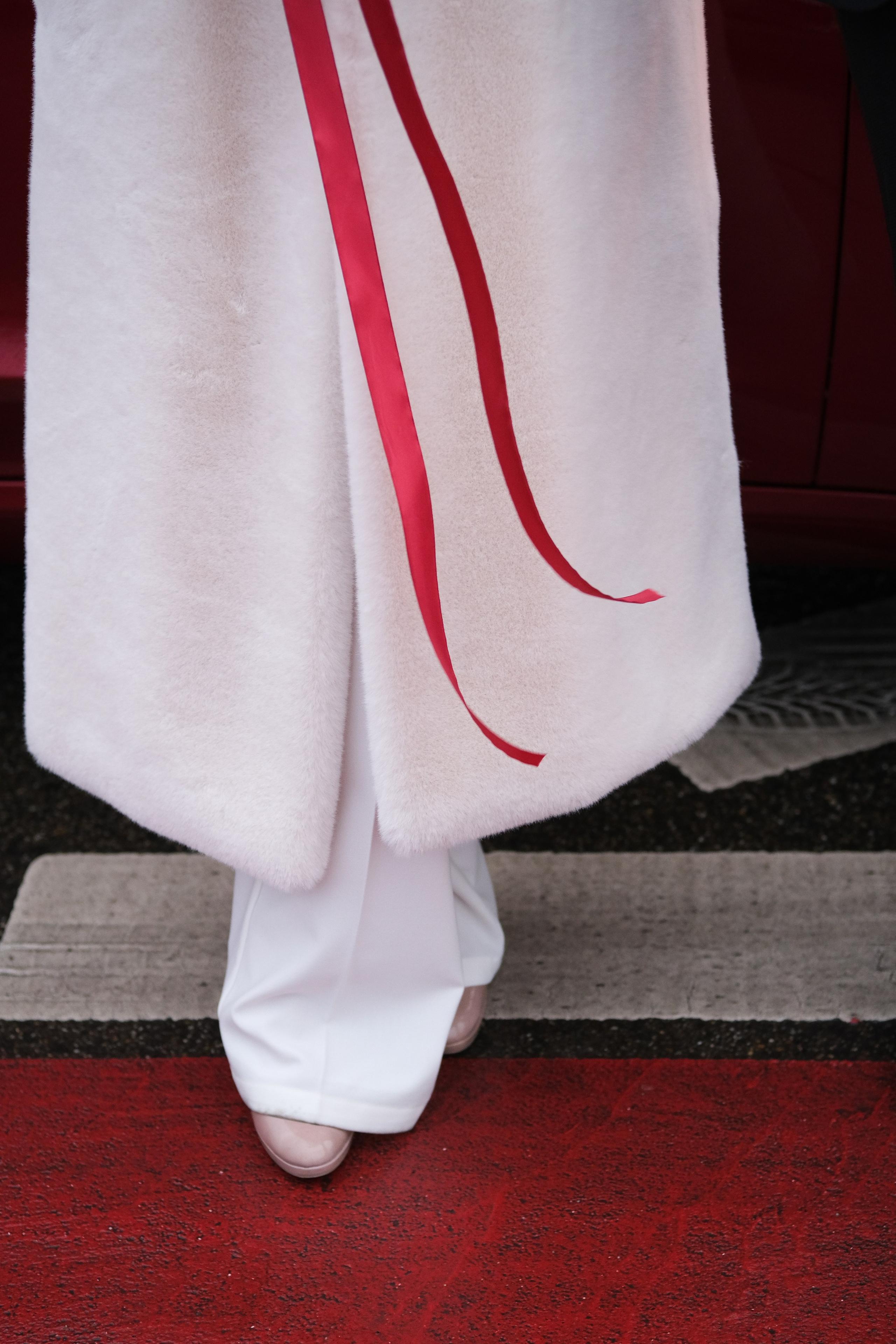 Red satin. Wedding photography — EMU Photos