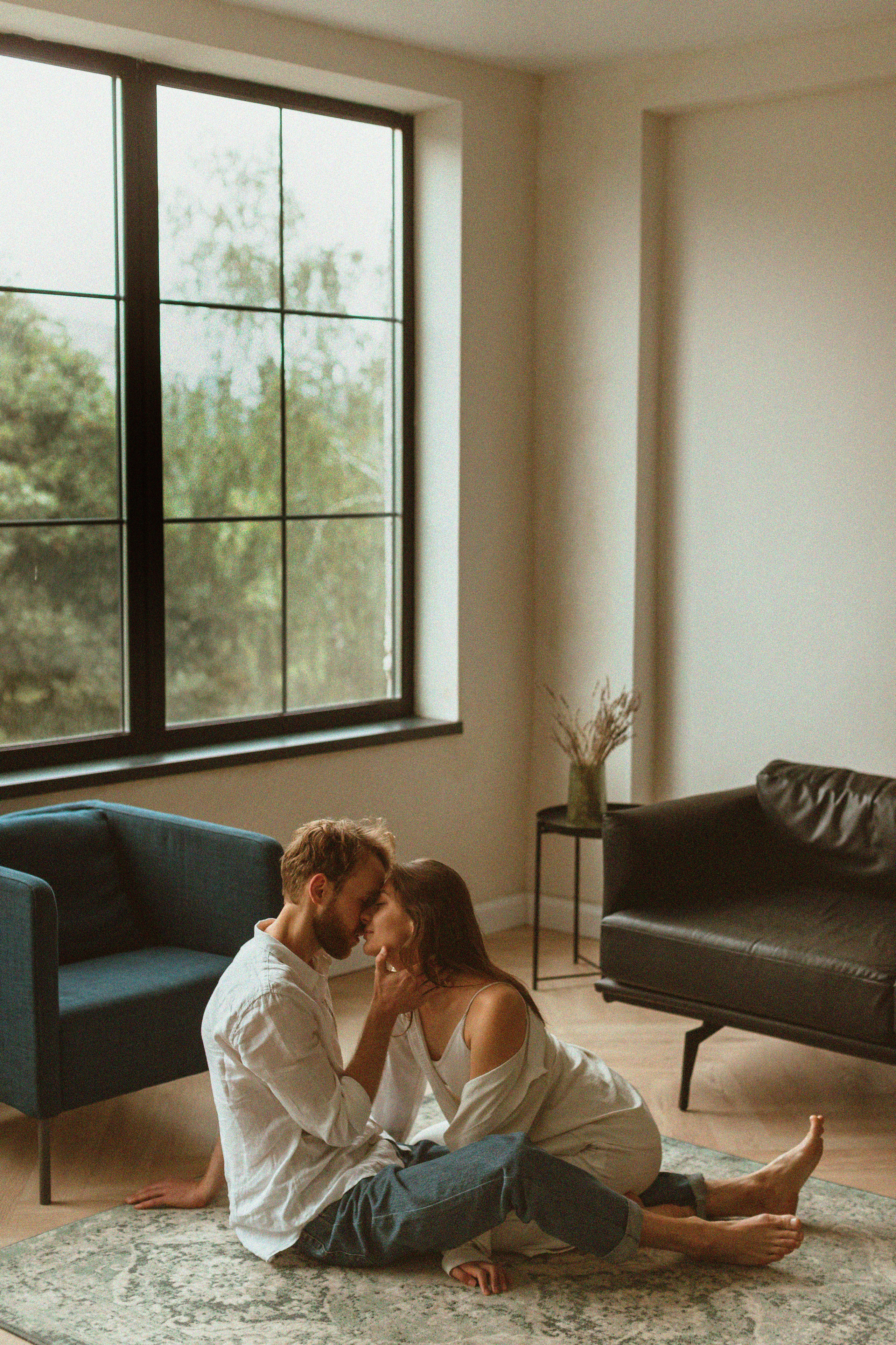 Liam & Emma: romantic rainy day photo session. Alice Bell — Wedding photographer in New York