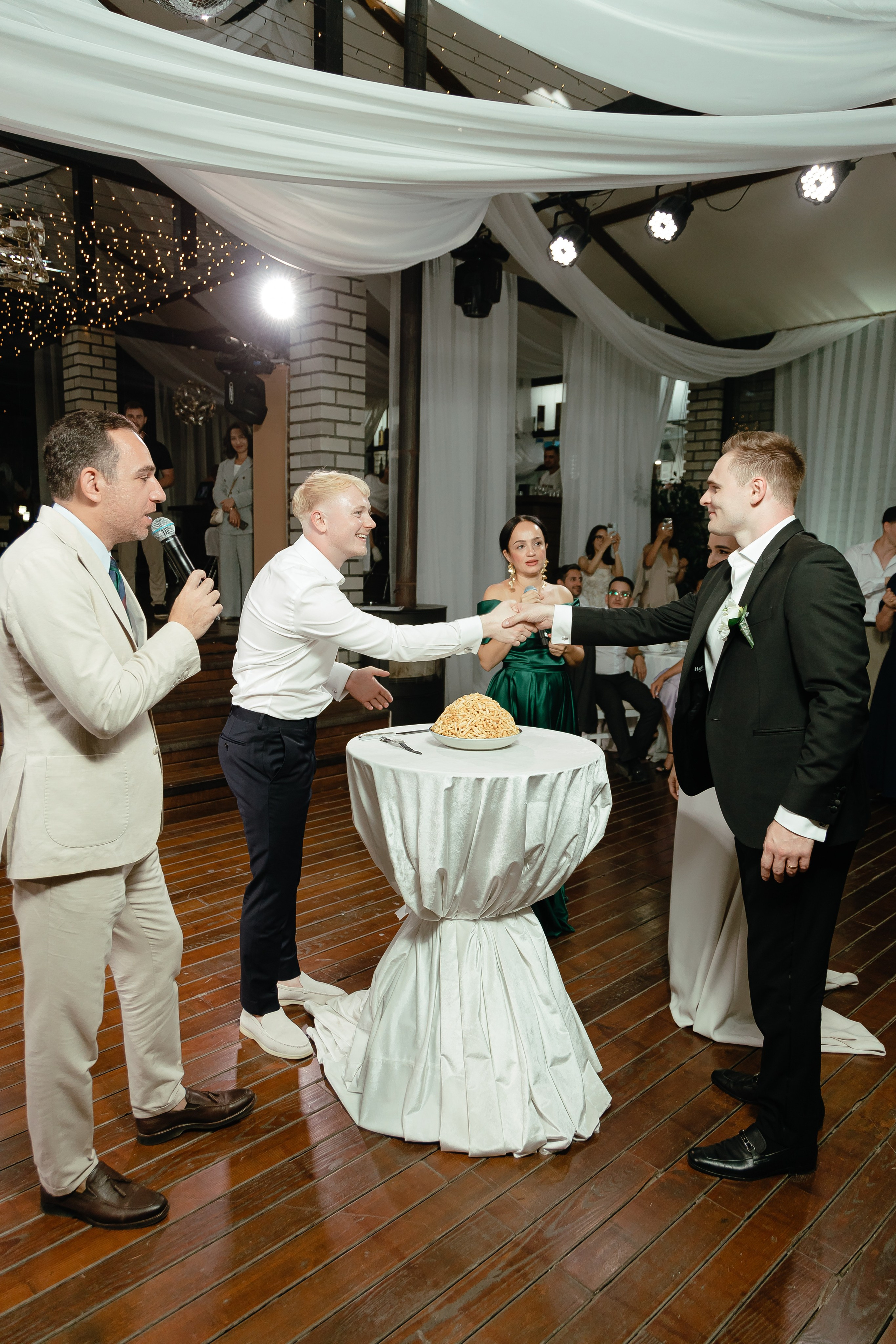 Thomas & Suyumbika. Главная