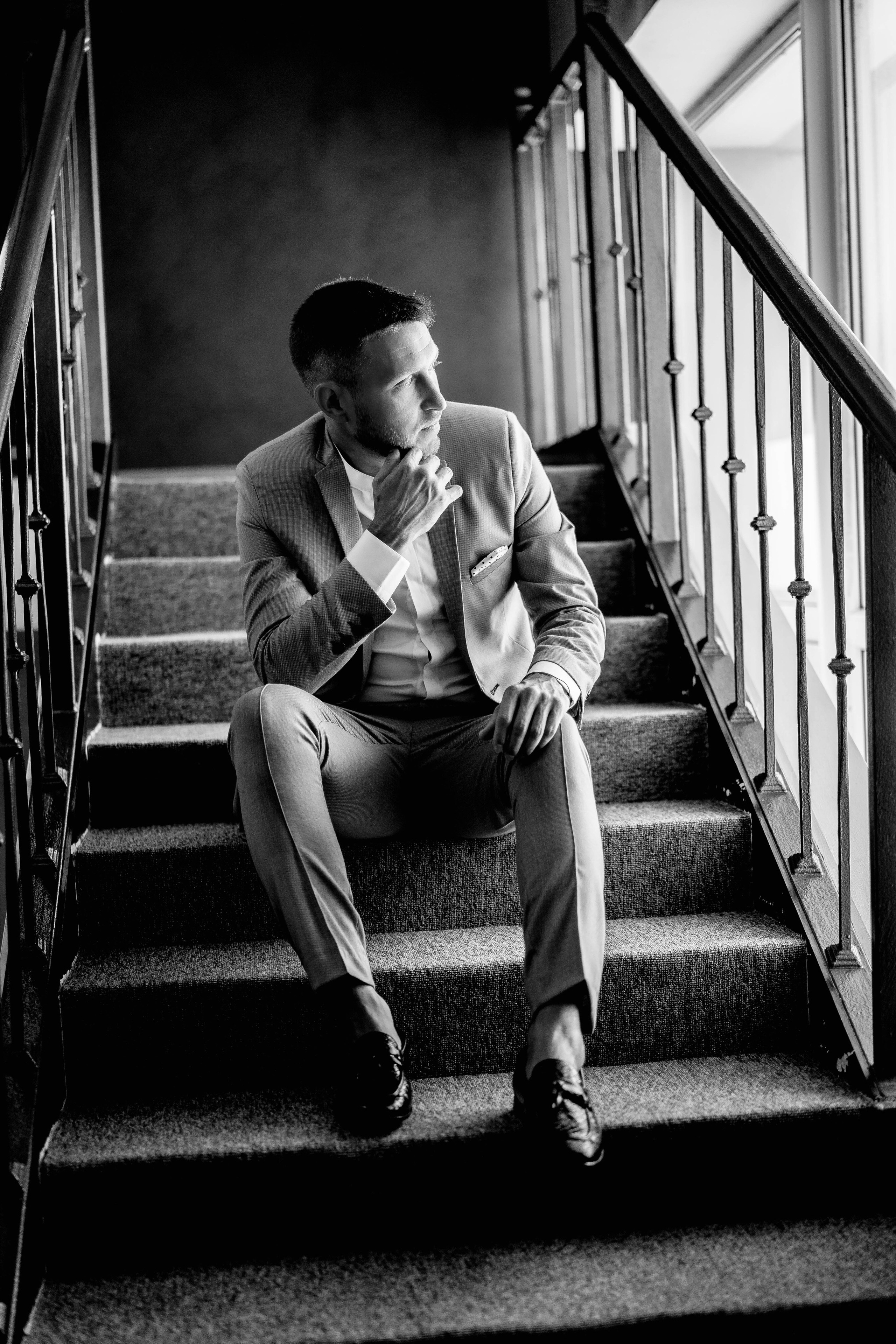 Der Bräutigam. Hochzeits- und Reportagefotograf für München, Regensburg, Deutschland RED LINE Media