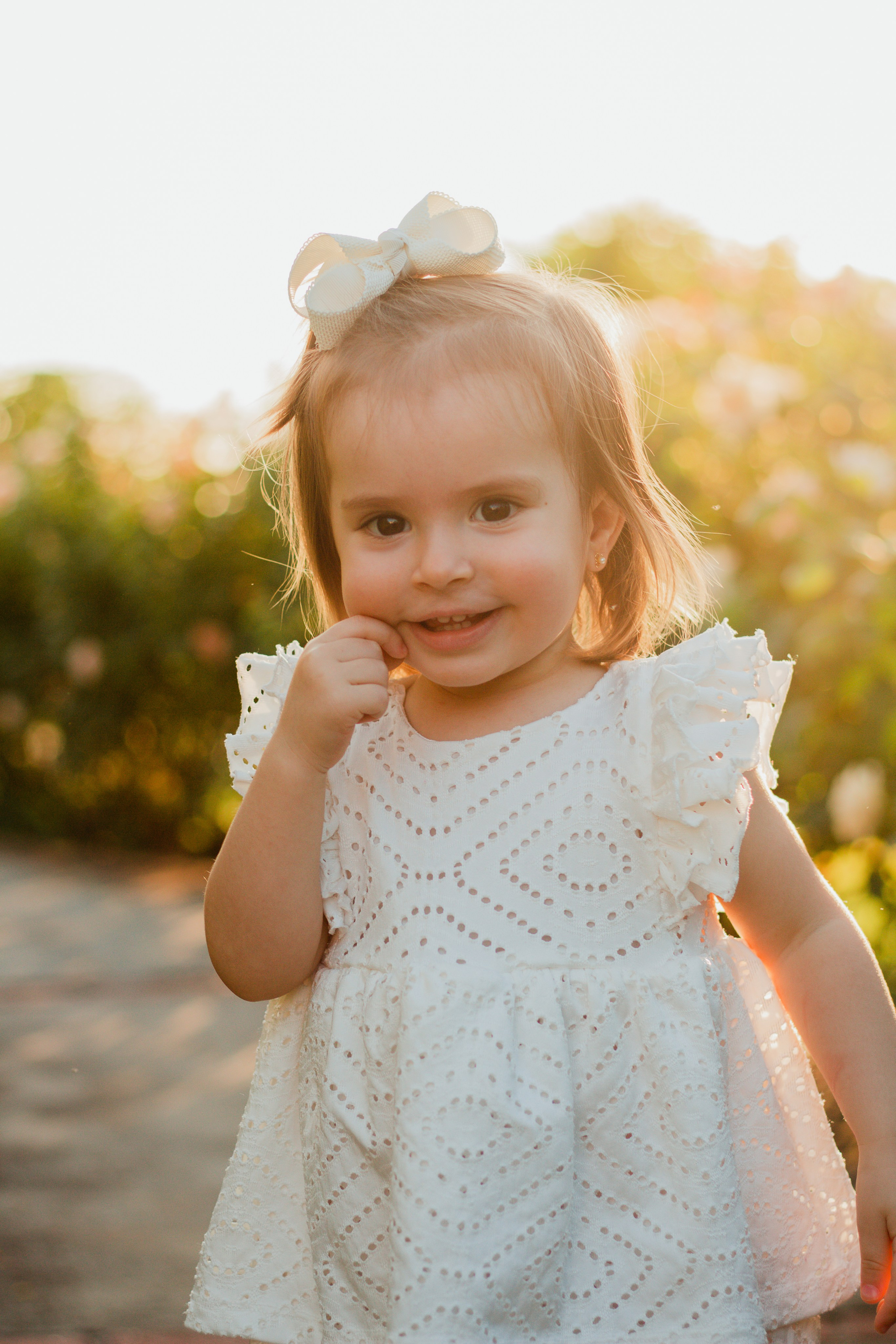 Ensaio infantil em campo florido de Holambra com luz natural dourada e atmosfera leve.