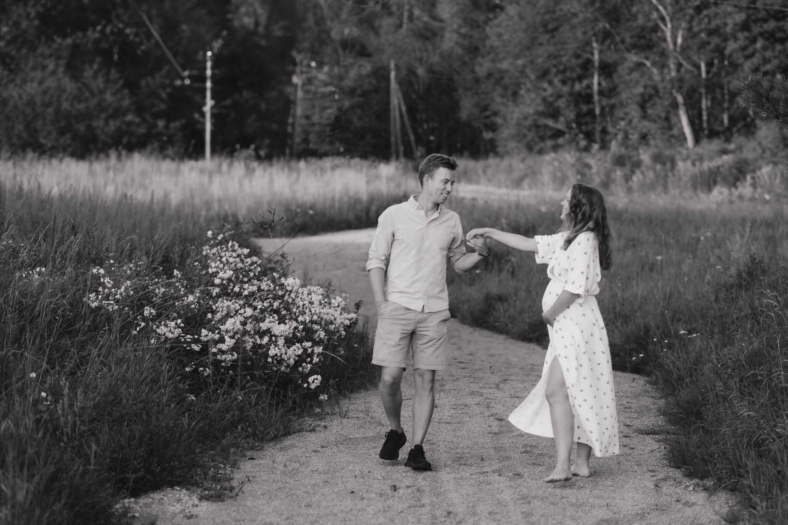 VIKTORIJA IR LINAS | LAUKIMO FOTOSESIJA PIEVOJE. Vestuvių ir nėščiųjų fotografė Raminta Razmaitė