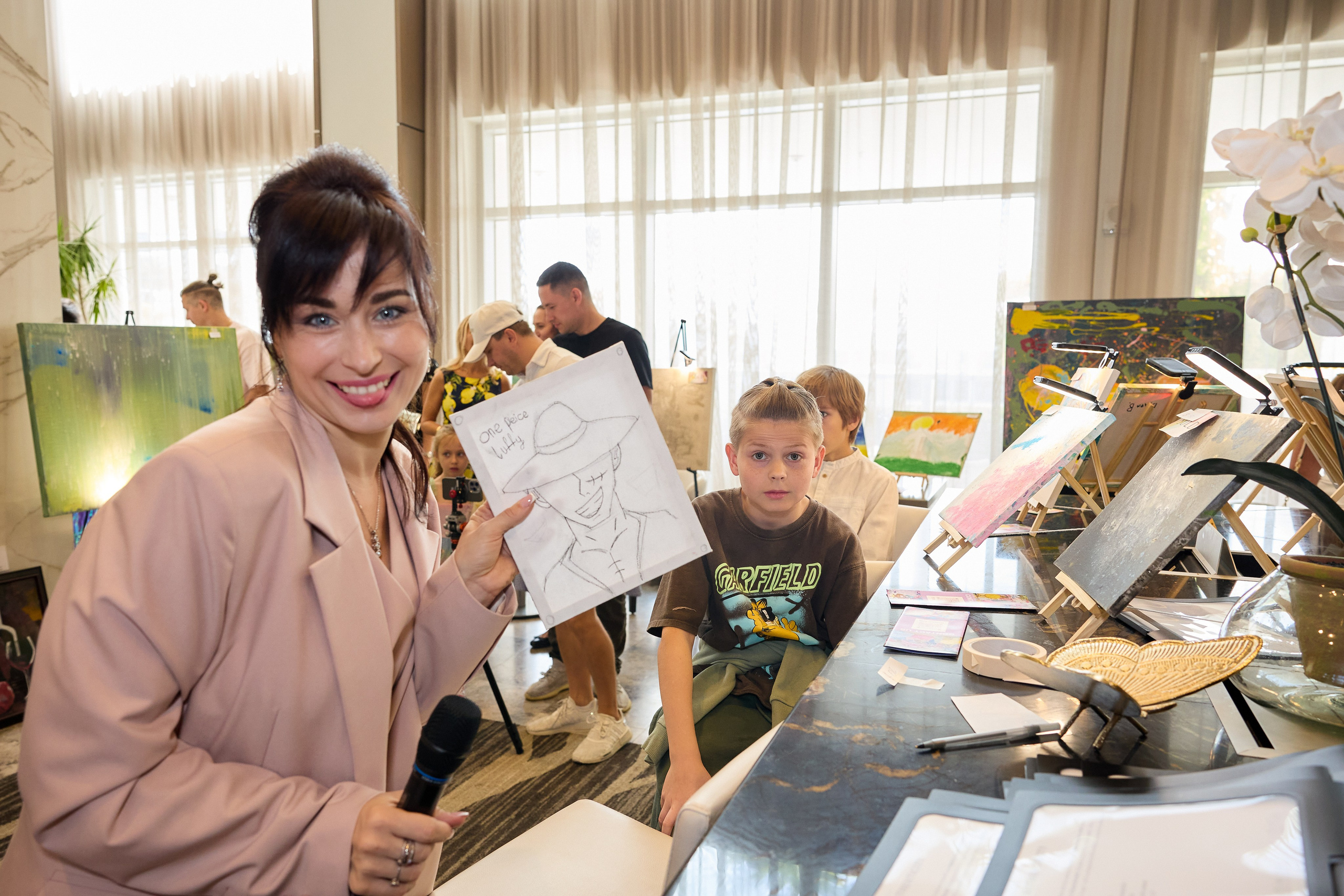 Авторская благотворительная художественная выставка Дианы Бортник. Фотограф Юлия Маковеева