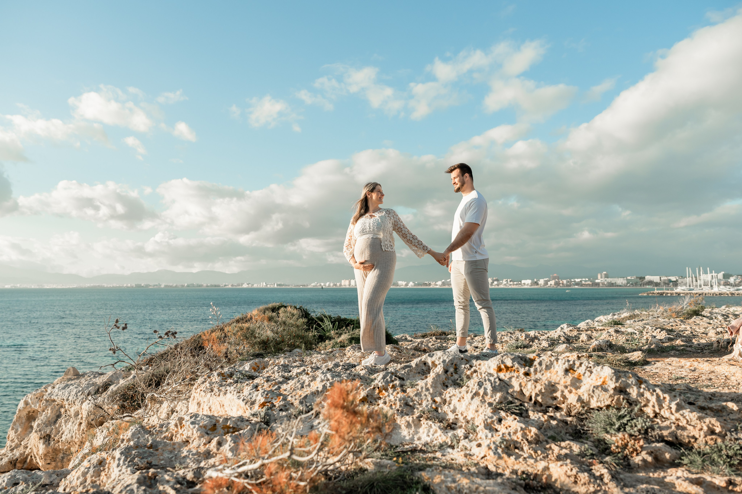 Schwangerschaftsshooting am Meer. Deine Fotografin auf Mallorca für Familien und Business