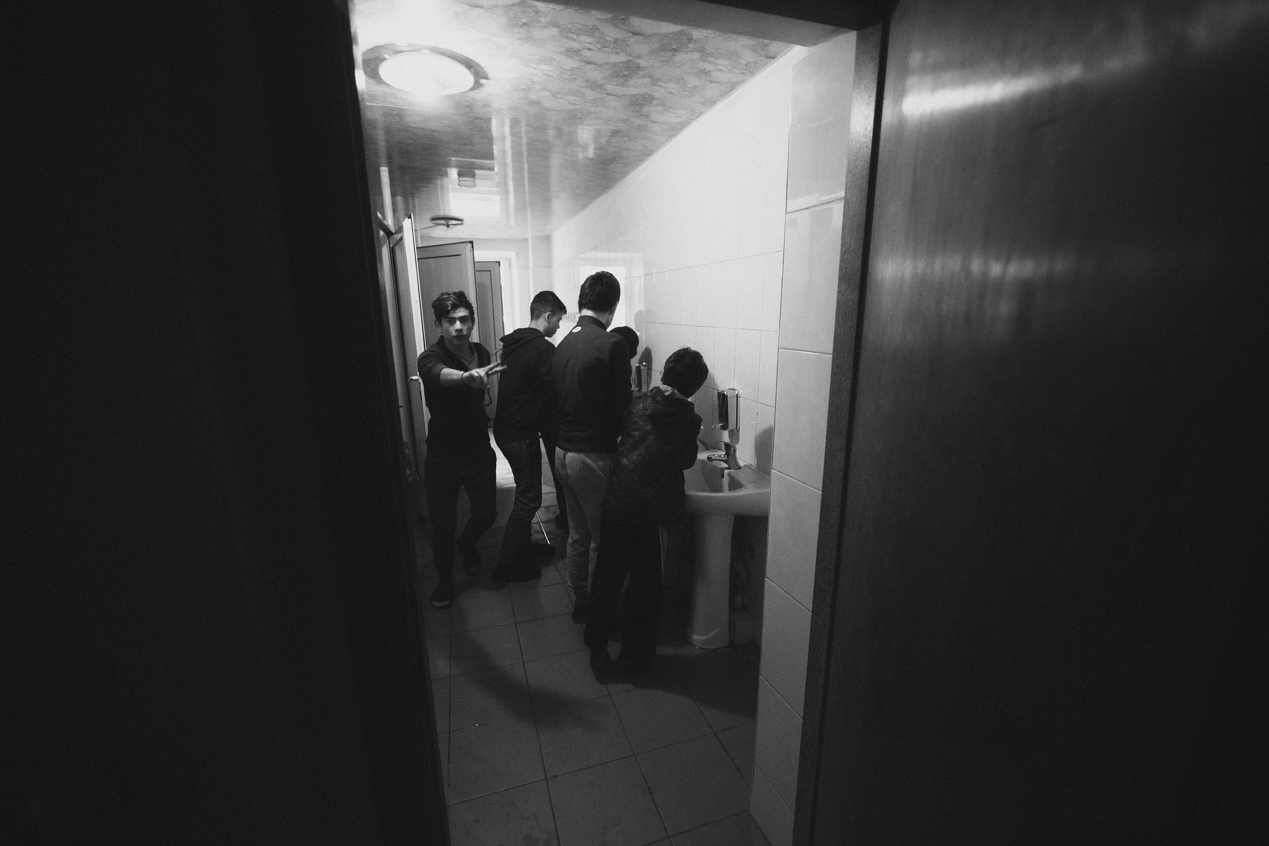  социальная фотография Детский дом мальчики моют руки умывальник