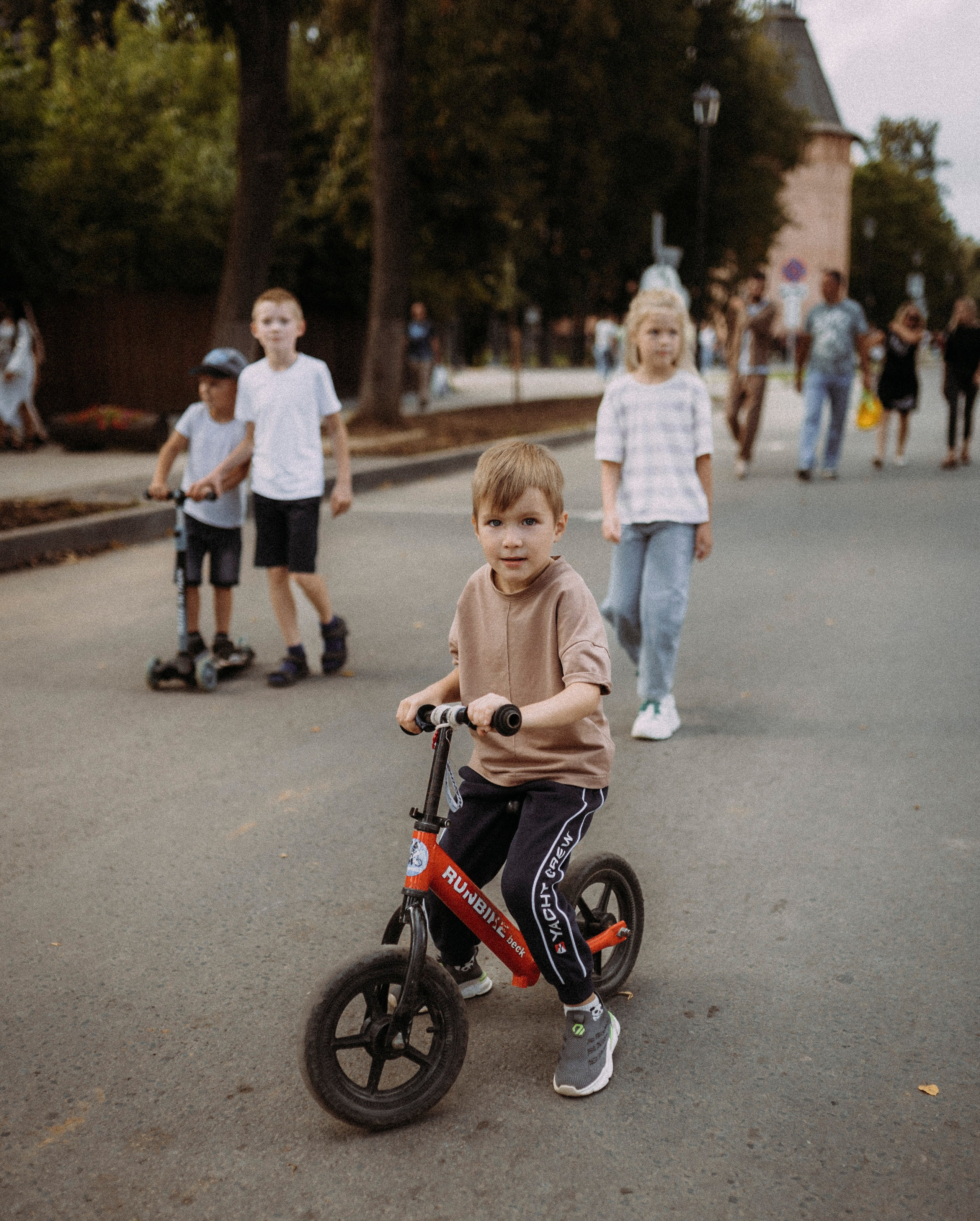 2024. Стрит-фотография, полная абсурда, идиотизма и красоты
