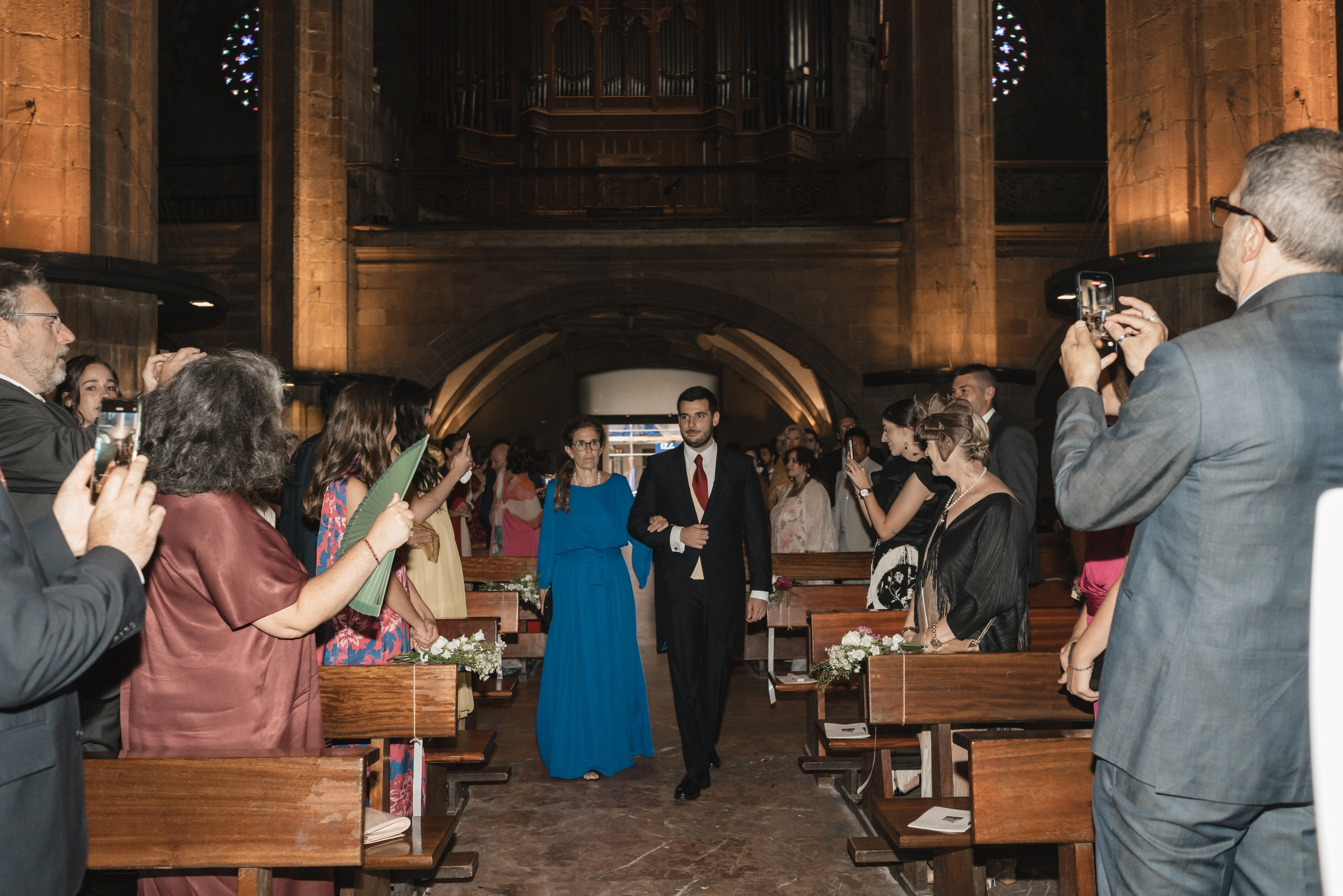 Elegancia y alegría familiar. Boda de Andrés y Lucía en San Sebastián. Holigood foto y video reportaje de bodas en San Sebastián y Europa