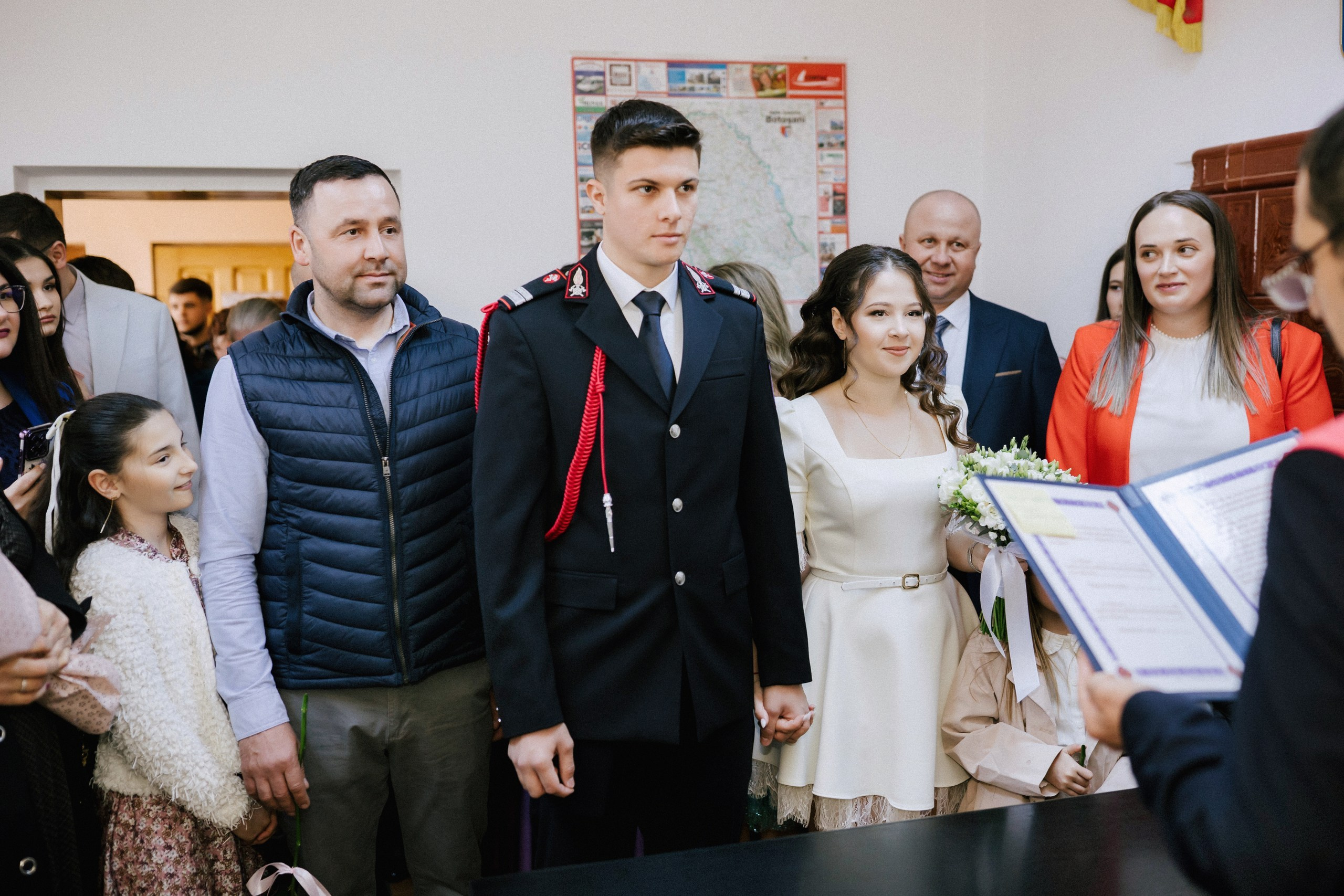 Povestitor prin fotografie - Fotograf nuntă Botoșani  – Alin Chirilă -* Gabriel și Denisa la starea civilă în Unțeni Botoșani, fotografie de cuplu pe scări elegante, Alin Chirilă fotograf* Mire și mireasă după cununia civilă în comuna Unțeni Botoșani, ședință foto realizată de AlinoFotoStudio* Fotograf stare civilă Botoșani, Gabriel și Denisa privindu-se cu drag pe scările locației de eveniment* Cuplu proaspăt căsătorit la cununia civilă Unțeni, fotografie romantică realizată de Alin Chirilă fotograf* Gabriel și Denisa după ceremonia civilă, ședință foto la Restaurant Luceafărul Popas Cucorăni* Fotograf evenimente Botoșani, stare civilă Unțeni, mire și mireasă în cadru elegant și luminos* Mire în uniformă și mireasă cu buchet alb, fotografie de nuntă civilă în județul Botoșani* AlinoFotoStudio portret de cuplu la stare civilă, Gabriel și Denisa în ziua logodnei civile* Fotograf cununie civilă Botoșani, moment romantic surprins la Popas Cucorăni Luceafărul* Gabriel și Denisa și-au spus da la Unțeni Botoșani, amintiri fotografice naturale și elegante* Mireasă cu păr ondulat și mire în uniformă militară, fotografie de cuplu la stare civilă* Alin Chirilă povestitor prin fotografie, cununie civilă Gabriel și Denisa în Botoșani* Ședință foto de stare civilă Botoșani, cuplu pe scări decorative într-un cadru rafinat* Fotograf nuntă și stare civilă Suceava Botoșani Iași, Gabriel și Denisa în ziua cea mare* Imagine romantică de la cununia civilă Unțeni, mire și mireasă zâmbind unul către celălalt, fotograf uvertura mall Botoșani, fotograf mall- servicii foto- video Botoșani 