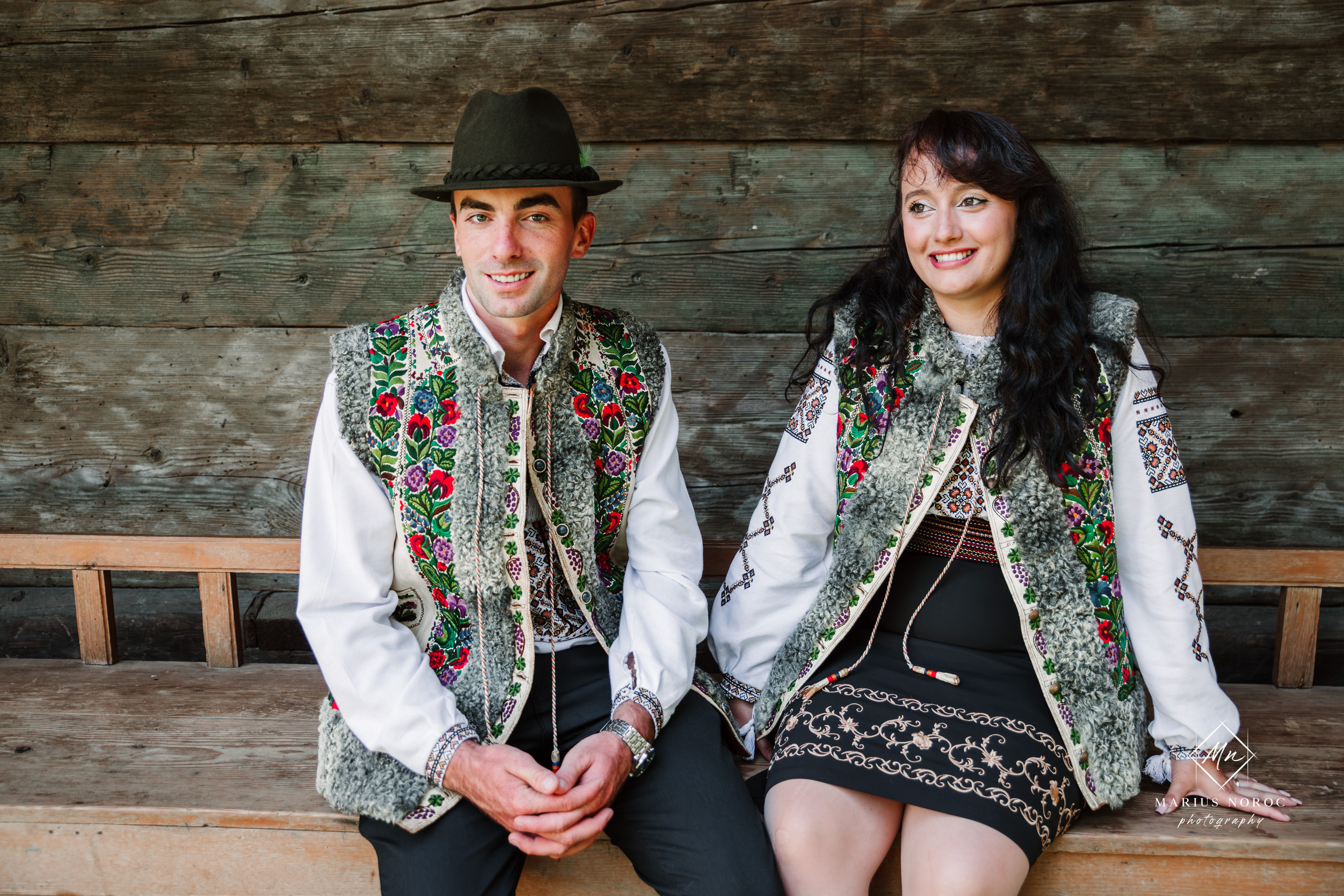 Sabina și Ionuț, îmbrăcați în costume populare bucovinene, au realizat o ședință foto "Save the Date" la Muzeul Satului Bucovinean din Suceava. Fotografii tradiționale și romantice, surprinse într-un peisaj autentic și istoric, evidențiind dragostea și frumusețea tradițiilor locale.