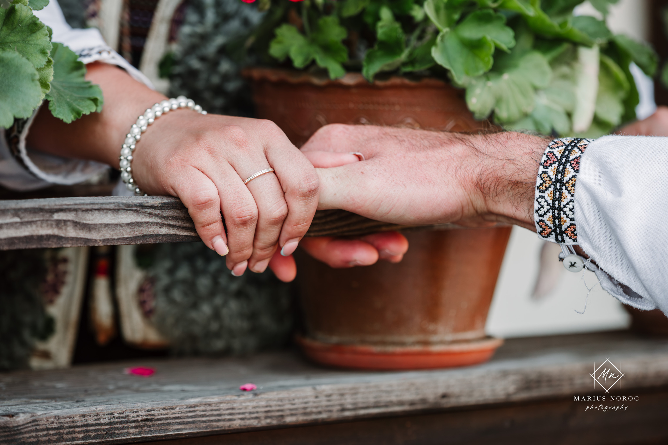 Sabina și Ionuț, îmbrăcați în costume populare bucovinene, au realizat o ședință foto "Save the Date" la Muzeul Satului Bucovinean din Suceava. Fotografii tradiționale și romantice, surprinse într-un peisaj autentic și istoric, evidențiind dragostea și frumusețea tradițiilor locale.