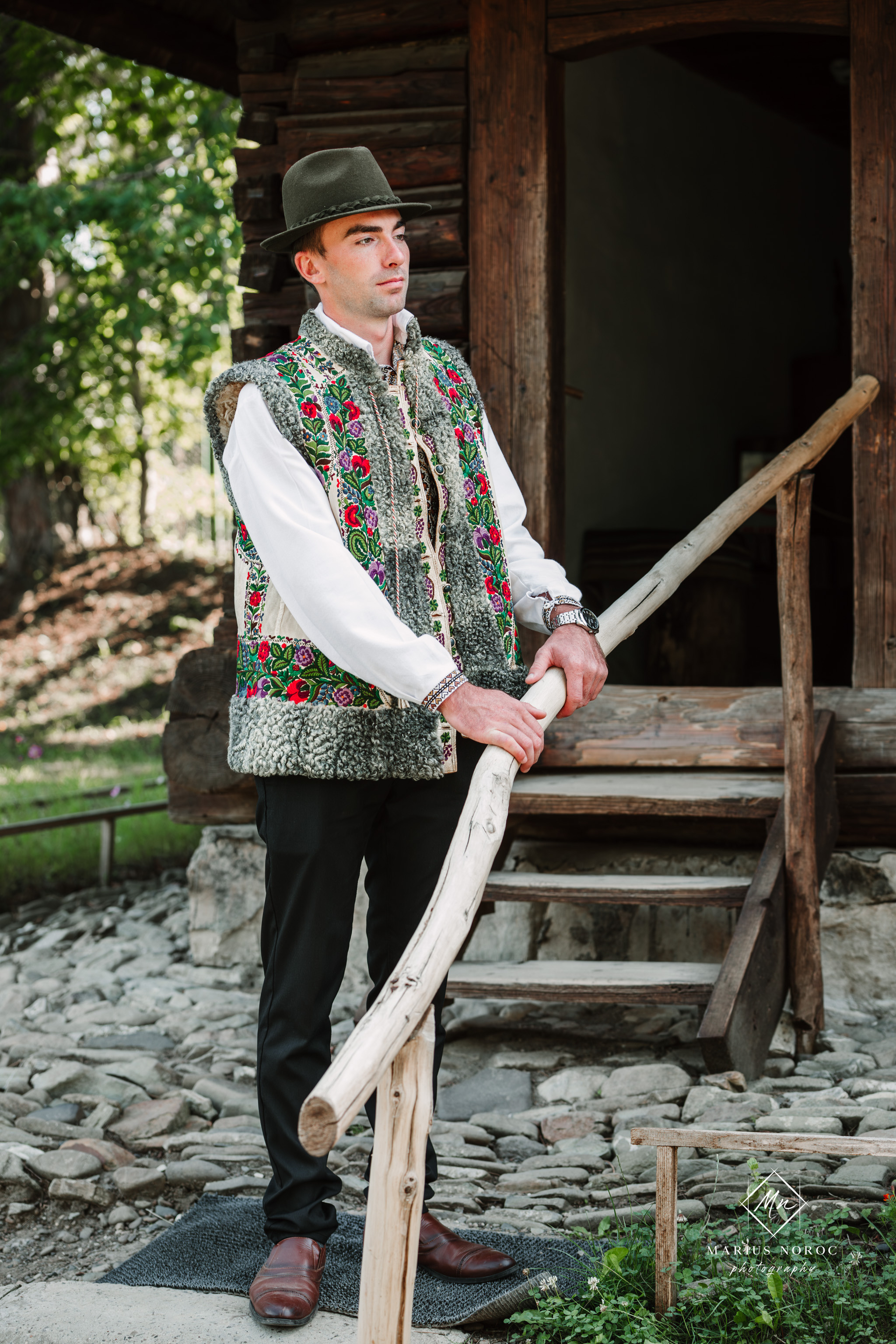 Sabina și Ionuț, îmbrăcați în costume populare bucovinene, au realizat o ședință foto "Save the Date" la Muzeul Satului Bucovinean din Suceava. Fotografii tradiționale și romantice, surprinse într-un peisaj autentic și istoric, evidențiind dragostea și frumusețea tradițiilor locale.