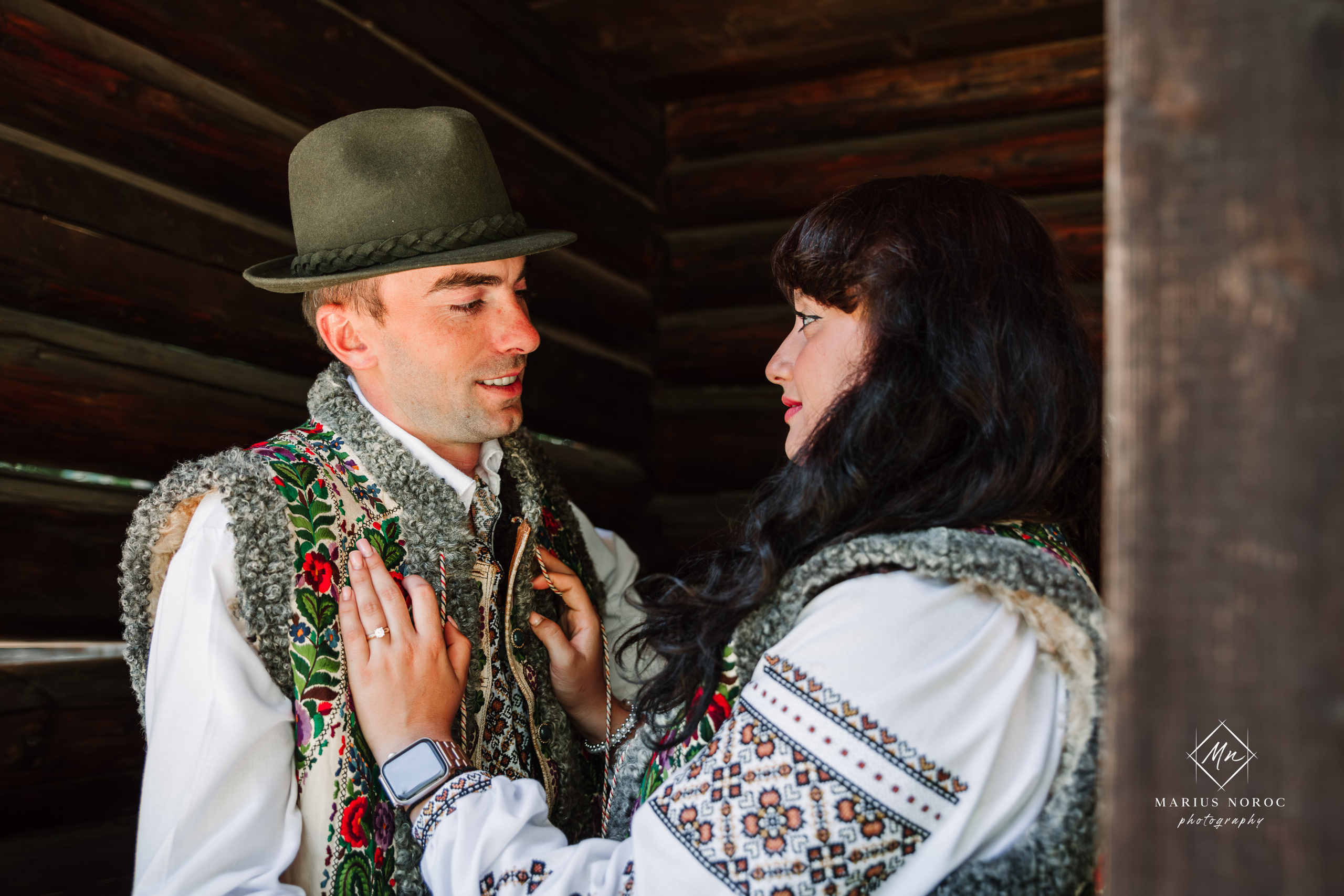 Sabina și Ionuț, îmbrăcați în costume populare bucovinene, au realizat o ședință foto "Save the Date" la Muzeul Satului Bucovinean din Suceava. Fotografii tradiționale și romantice, surprinse într-un peisaj autentic și istoric, evidențiind dragostea și frumusețea tradițiilor locale.