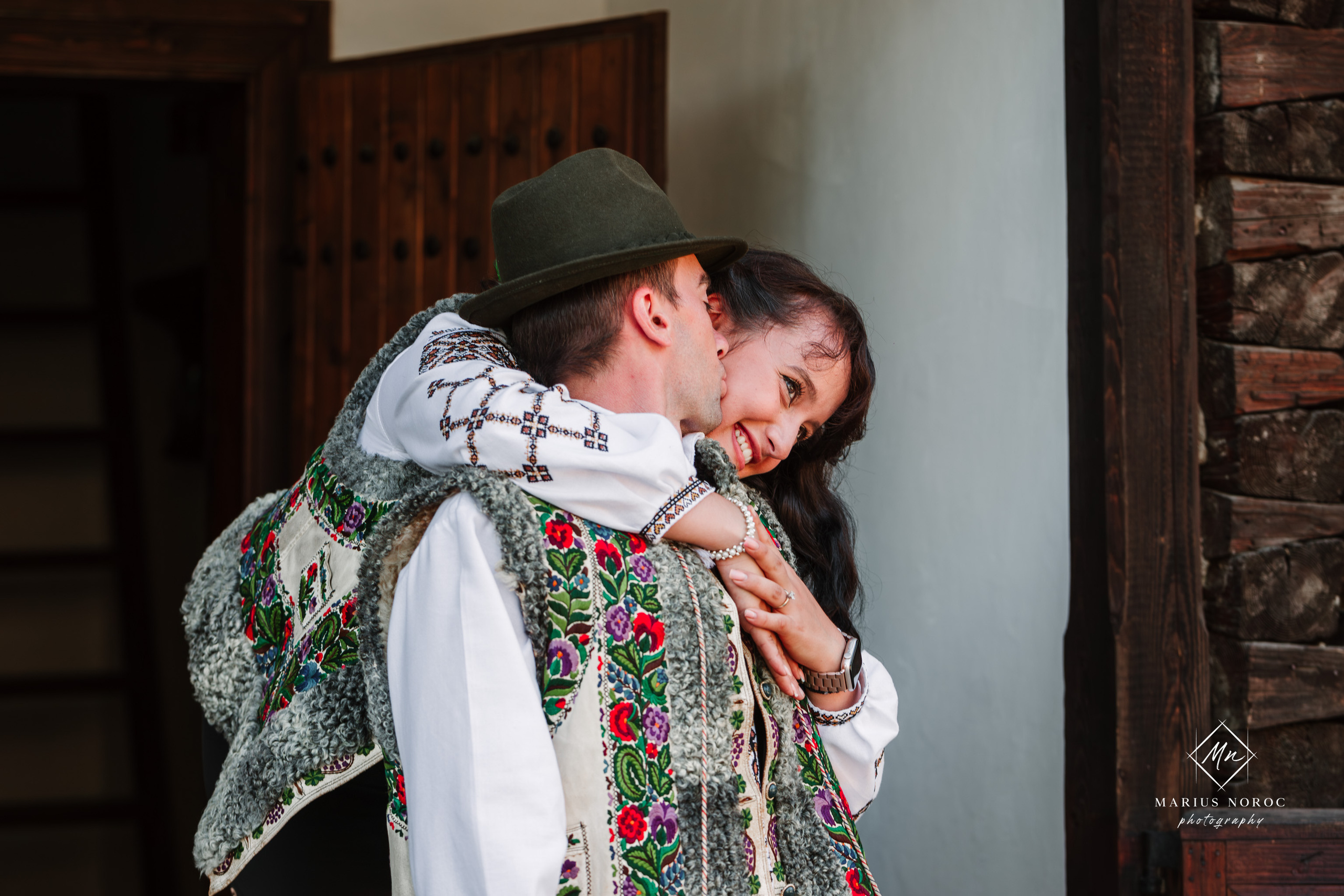 Sabina și Ionuț, îmbrăcați în costume populare bucovinene, au realizat o ședință foto "Save the Date" la Muzeul Satului Bucovinean din Suceava. Fotografii tradiționale și romantice, surprinse într-un peisaj autentic și istoric, evidențiind dragostea și frumusețea tradițiilor locale.