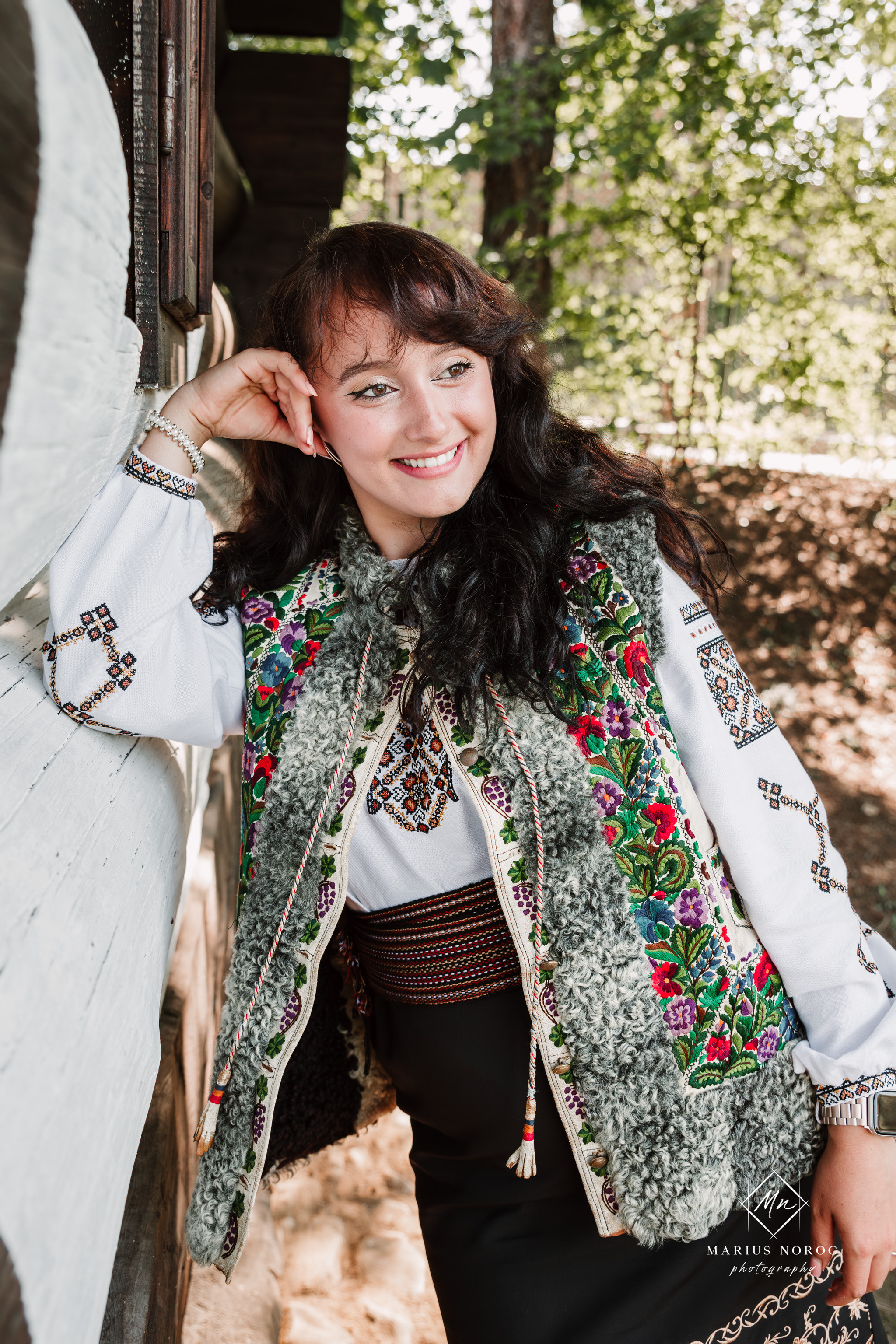 Sabina și Ionuț, îmbrăcați în costume populare bucovinene, au realizat o ședință foto "Save the Date" la Muzeul Satului Bucovinean din Suceava. Fotografii tradiționale și romantice, surprinse într-un peisaj autentic și istoric, evidențiind dragostea și frumusețea tradițiilor locale.