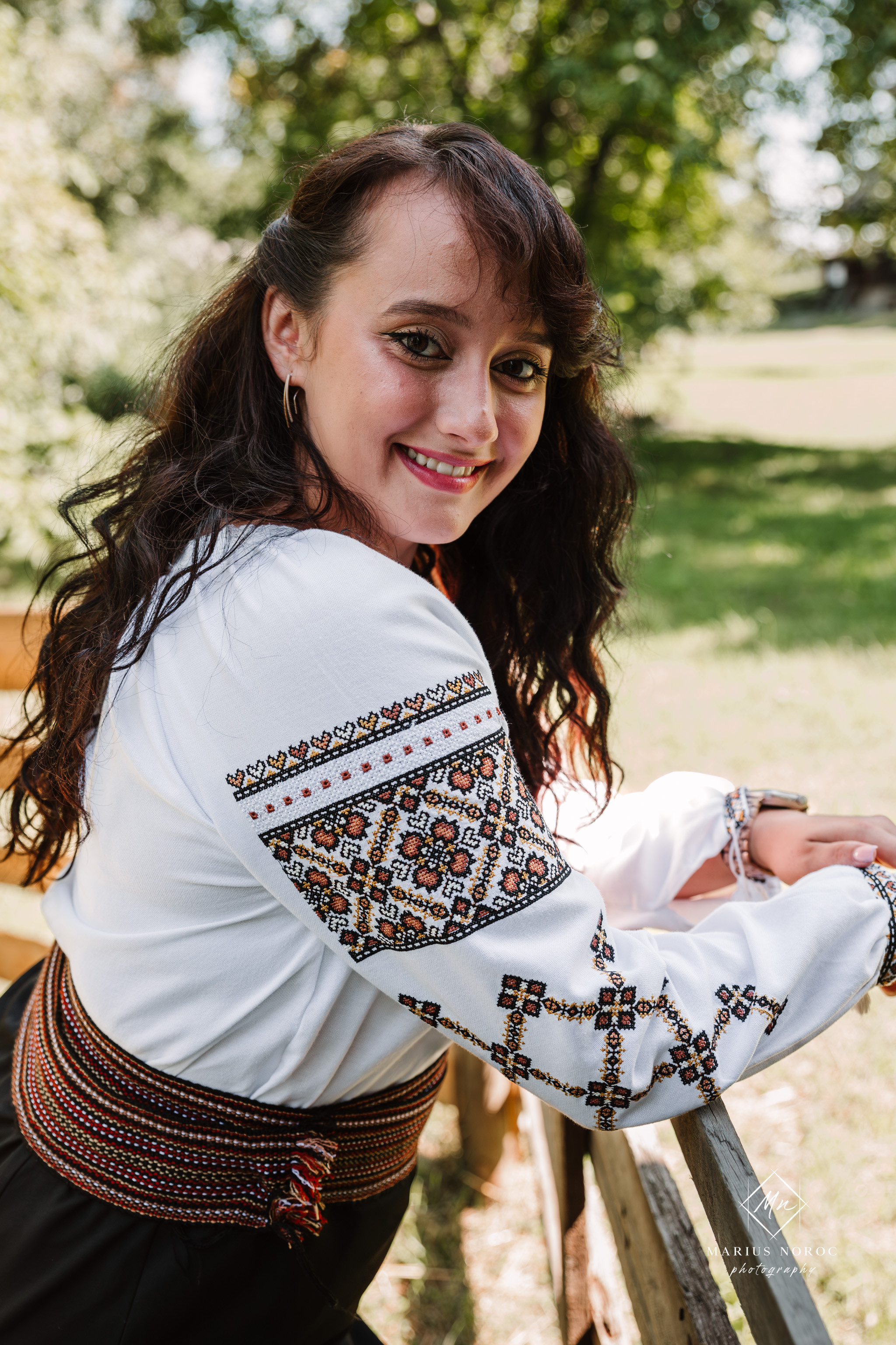 Sabina și Ionuț, îmbrăcați în costume populare bucovinene, au realizat o ședință foto "Save the Date" la Muzeul Satului Bucovinean din Suceava. Fotografii tradiționale și romantice, surprinse într-un peisaj autentic și istoric, evidențiind dragostea și frumusețea tradițiilor locale.