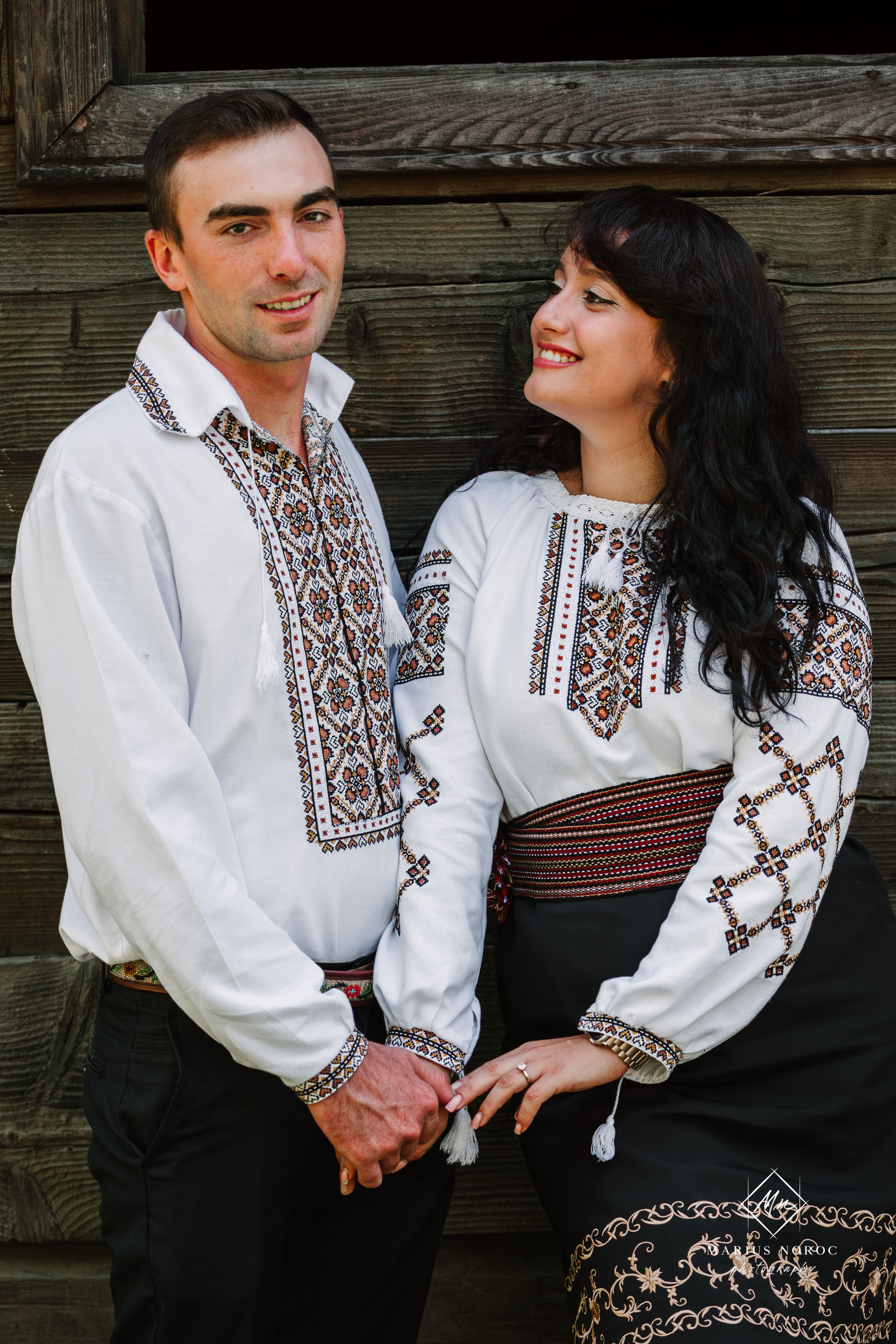 Sabina și Ionuț, îmbrăcați în costume populare bucovinene, au realizat o ședință foto "Save the Date" la Muzeul Satului Bucovinean din Suceava. Fotografii tradiționale și romantice, surprinse într-un peisaj autentic și istoric, evidențiind dragostea și frumusețea tradițiilor locale.