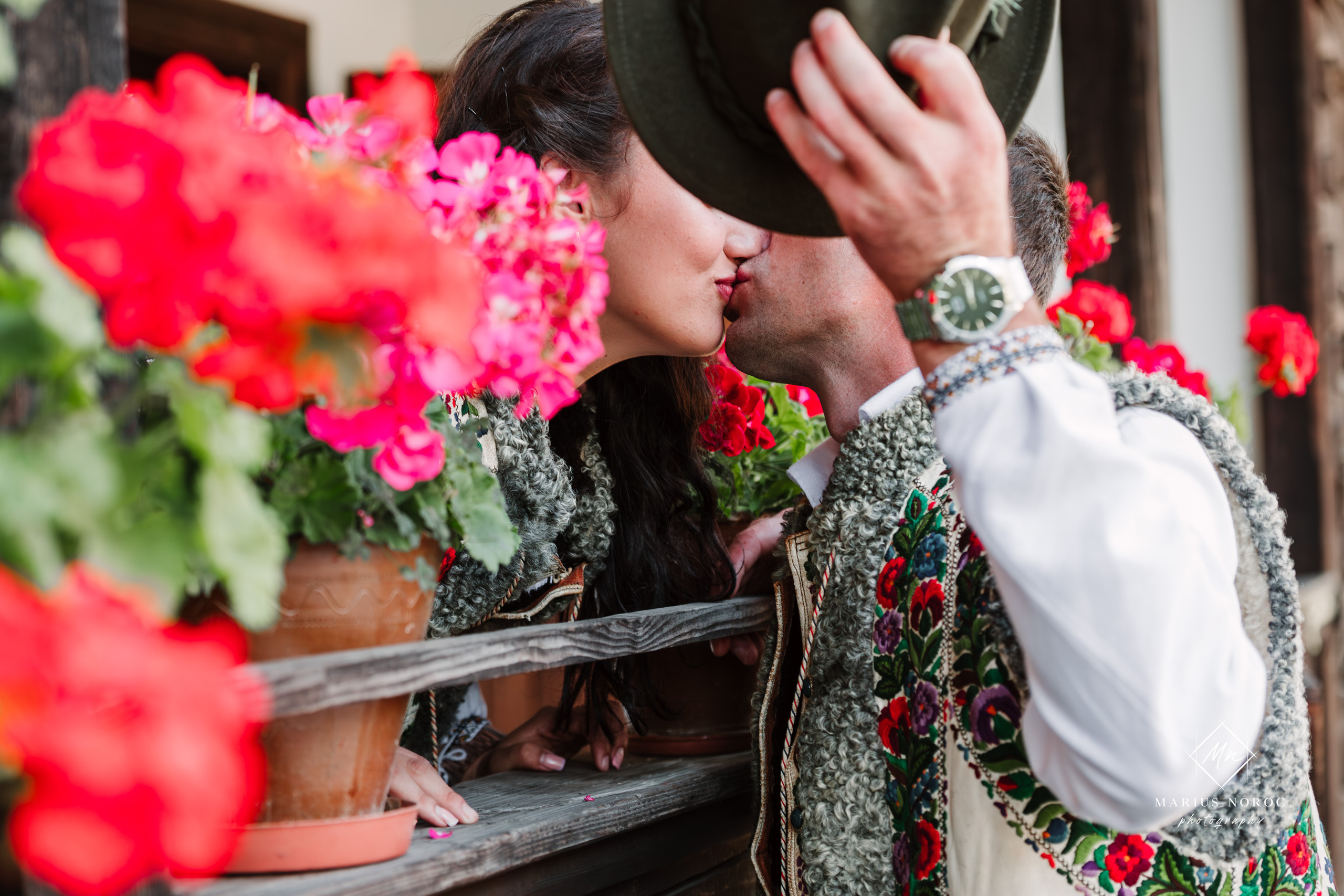 Sabina și Ionuț, îmbrăcați în costume populare bucovinene, au realizat o ședință foto "Save the Date" la Muzeul Satului Bucovinean din Suceava. Fotografii tradiționale și romantice, surprinse într-un peisaj autentic și istoric, evidențiind dragostea și frumusețea tradițiilor locale.