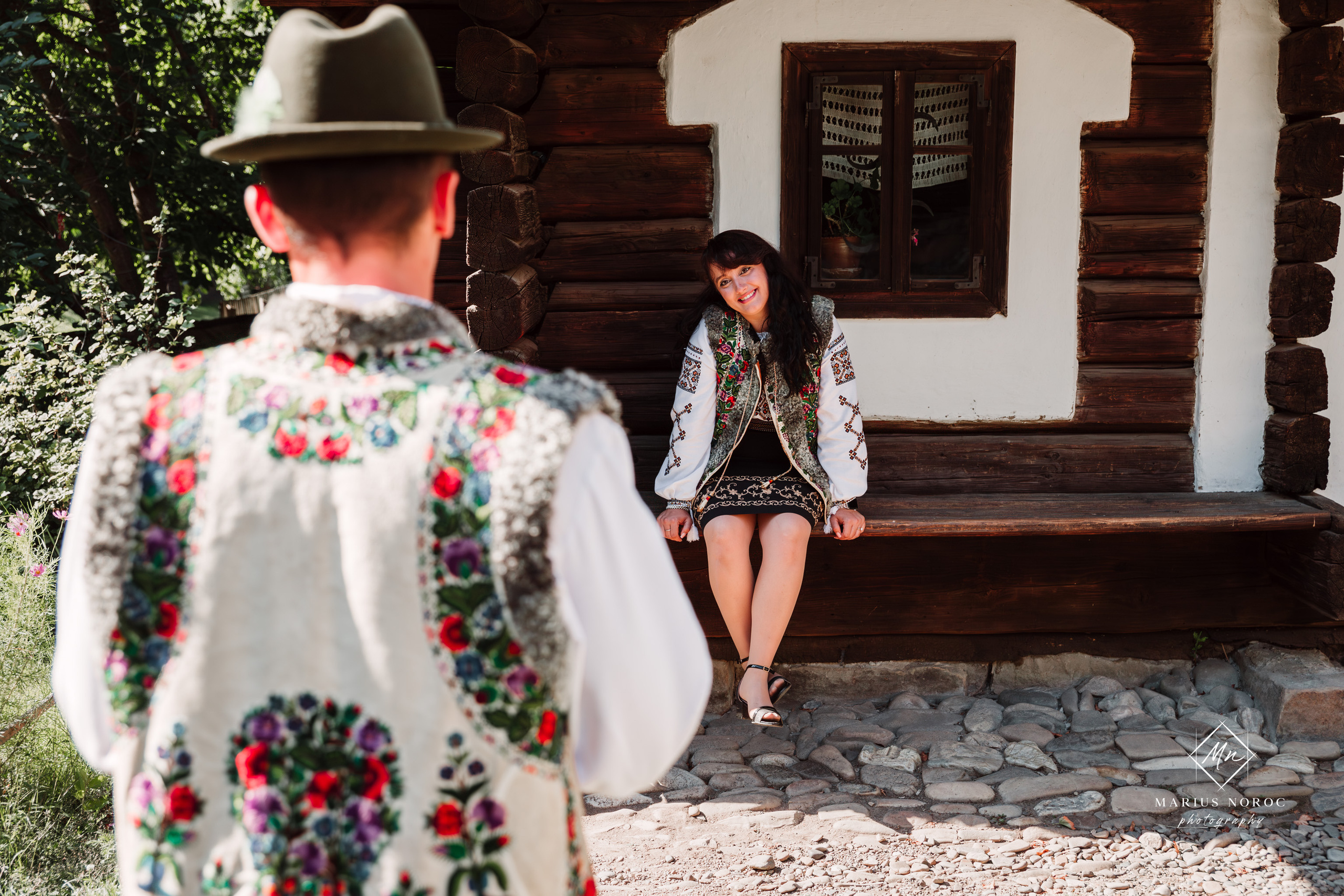 Sabina și Ionuț, îmbrăcați în costume populare bucovinene, au realizat o ședință foto "Save the Date" la Muzeul Satului Bucovinean din Suceava. Fotografii tradiționale și romantice, surprinse într-un peisaj autentic și istoric, evidențiind dragostea și frumusețea tradițiilor locale.