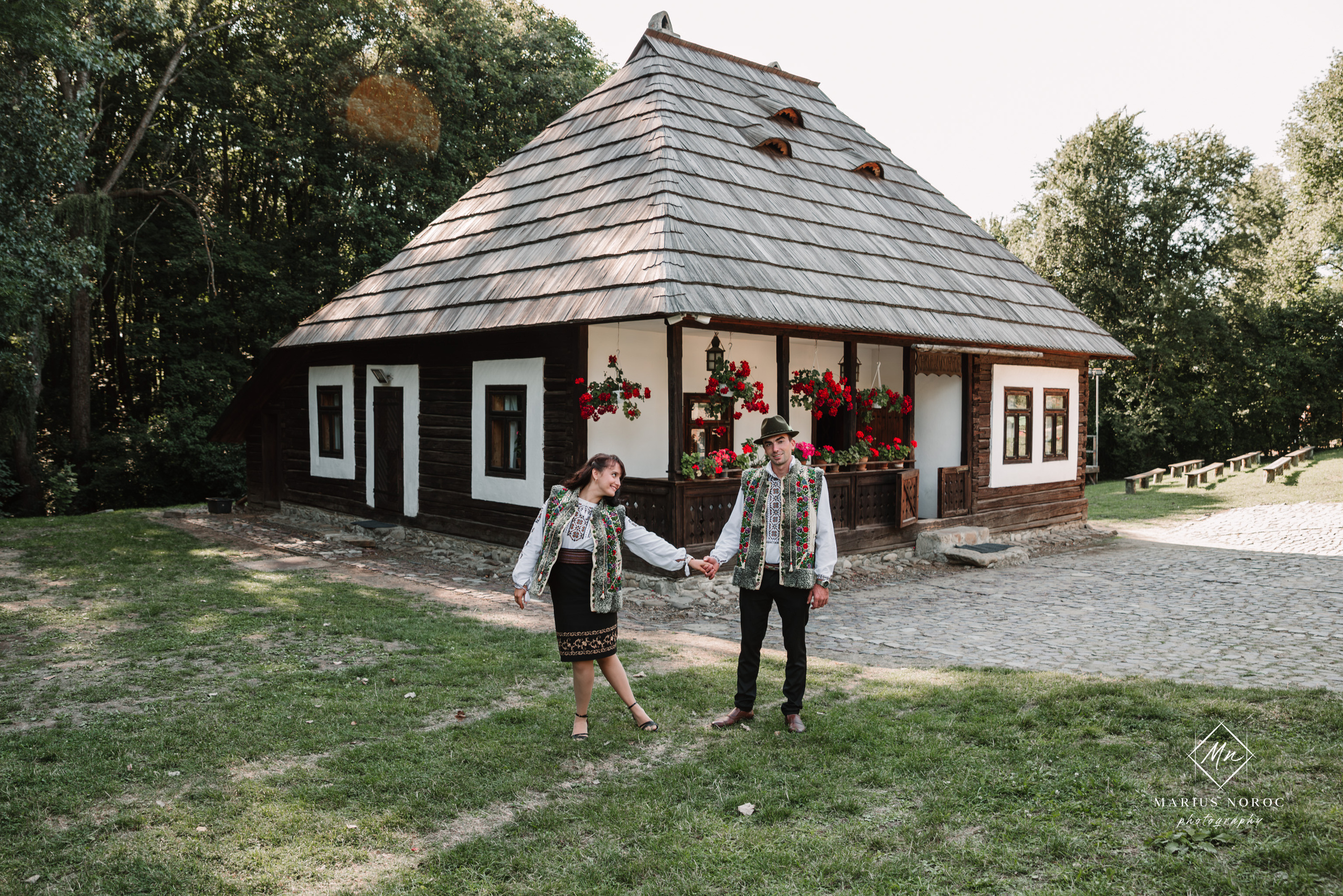 Sabina și Ionuț, îmbrăcați în costume populare bucovinene, au realizat o ședință foto "Save the Date" la Muzeul Satului Bucovinean din Suceava. Fotografii tradiționale și romantice, surprinse într-un peisaj autentic și istoric, evidențiind dragostea și frumusețea tradițiilor locale.