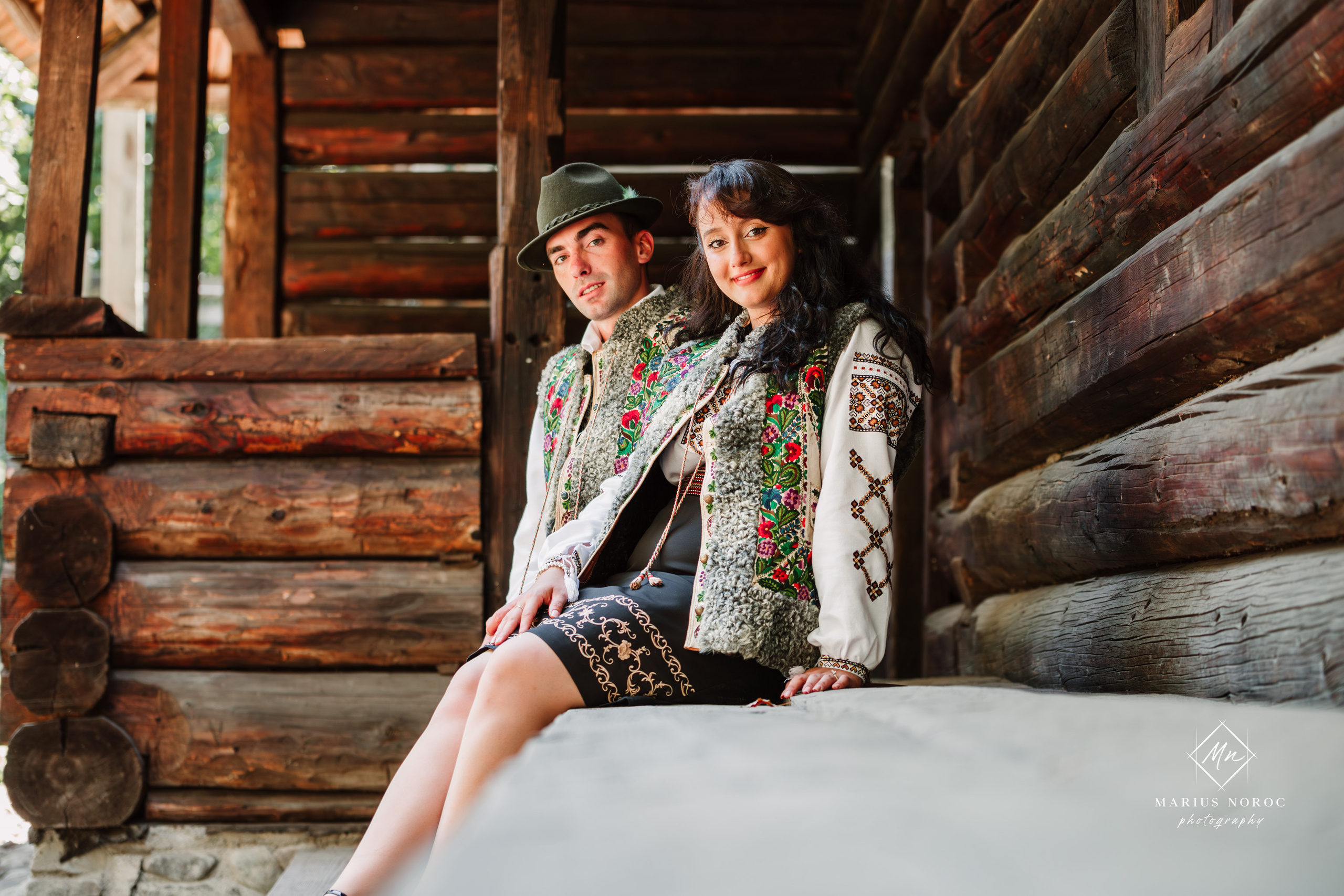 Sabina și Ionuț, îmbrăcați în costume populare bucovinene, au realizat o ședință foto "Save the Date" la Muzeul Satului Bucovinean din Suceava. Fotografii tradiționale și romantice, surprinse într-un peisaj autentic și istoric, evidențiind dragostea și frumusețea tradițiilor locale.