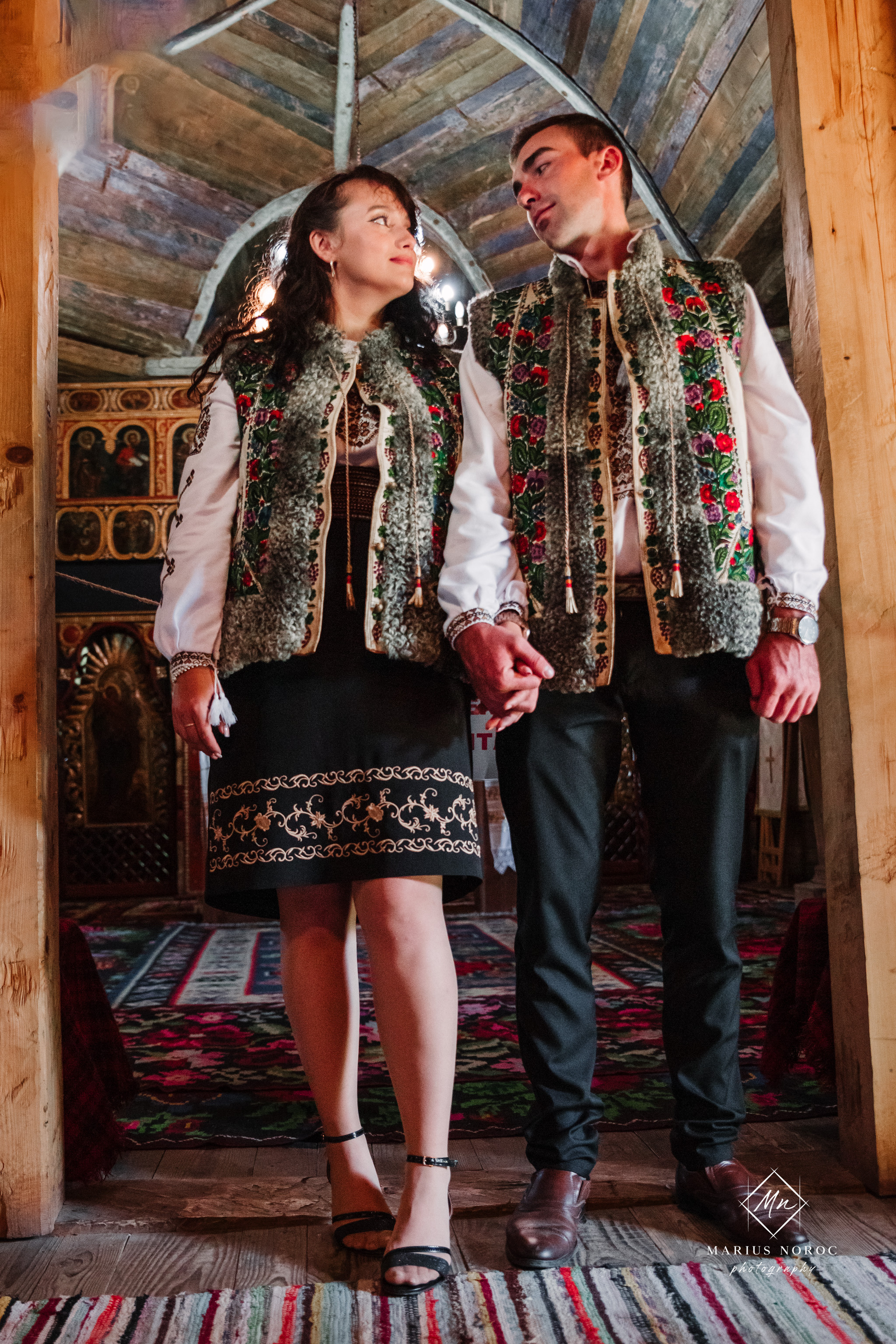 Sabina și Ionuț, îmbrăcați în costume populare bucovinene, au realizat o ședință foto "Save the Date" la Muzeul Satului Bucovinean din Suceava. Fotografii tradiționale și romantice, surprinse într-un peisaj autentic și istoric, evidențiind dragostea și frumusețea tradițiilor locale.