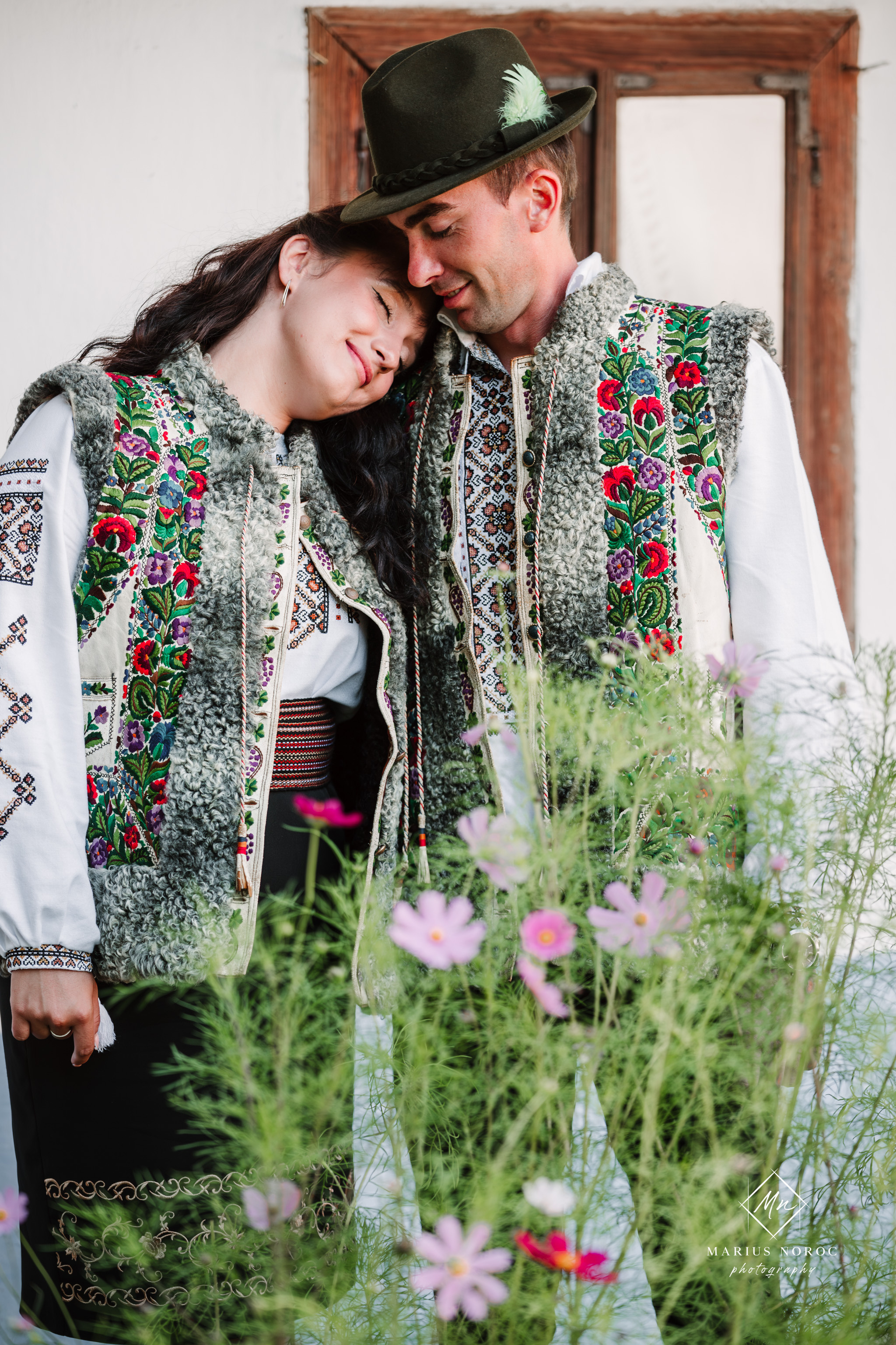 Sabina și Ionuț, îmbrăcați în costume populare bucovinene, au realizat o ședință foto "Save the Date" la Muzeul Satului Bucovinean din Suceava. Fotografii tradiționale și romantice, surprinse într-un peisaj autentic și istoric, evidențiind dragostea și frumusețea tradițiilor locale.