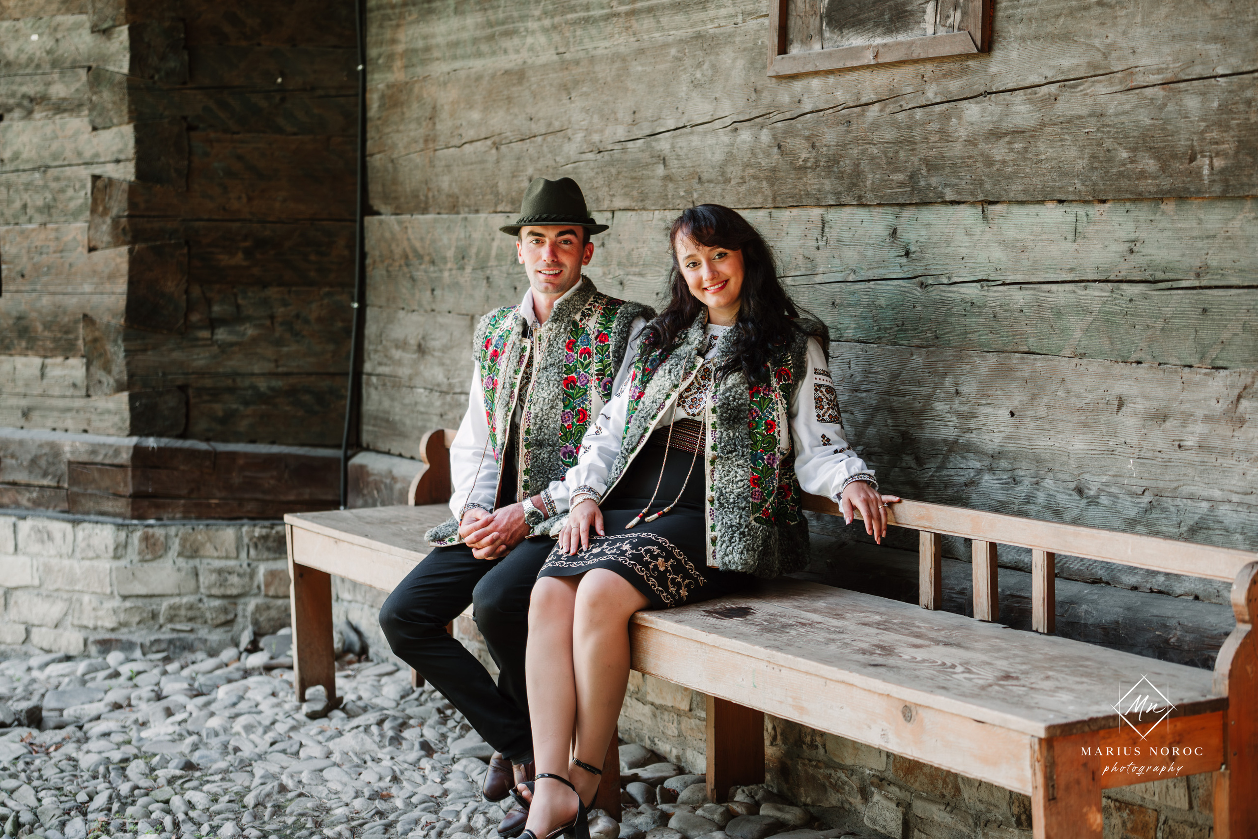 Sabina și Ionuț, îmbrăcați în costume populare bucovinene, au realizat o ședință foto "Save the Date" la Muzeul Satului Bucovinean din Suceava. Fotografii tradiționale și romantice, surprinse într-un peisaj autentic și istoric, evidențiind dragostea și frumusețea tradițiilor locale.