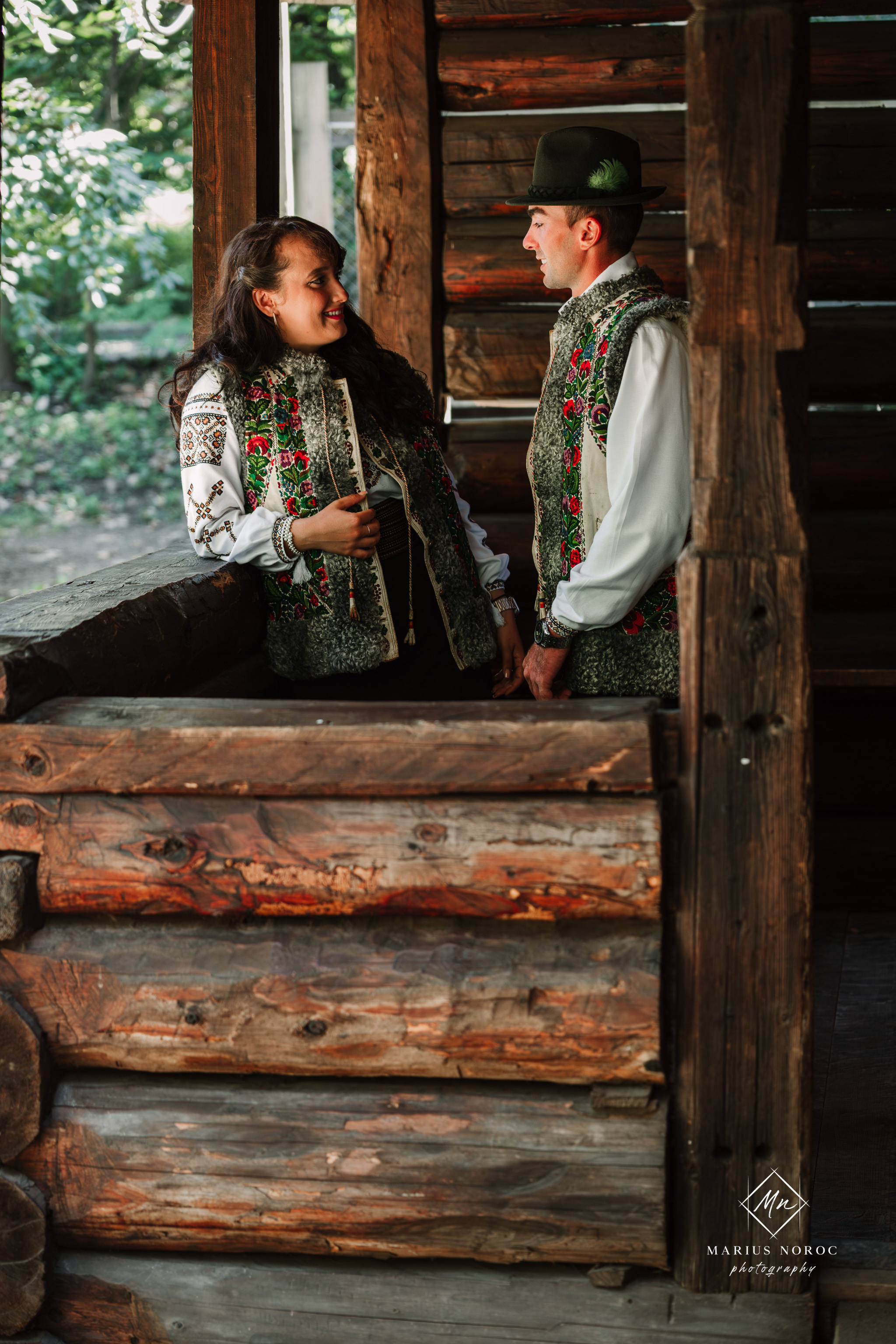 Sabina și Ionuț, îmbrăcați în costume populare bucovinene, au realizat o ședință foto "Save the Date" la Muzeul Satului Bucovinean din Suceava. Fotografii tradiționale și romantice, surprinse într-un peisaj autentic și istoric, evidențiind dragostea și frumusețea tradițiilor locale.