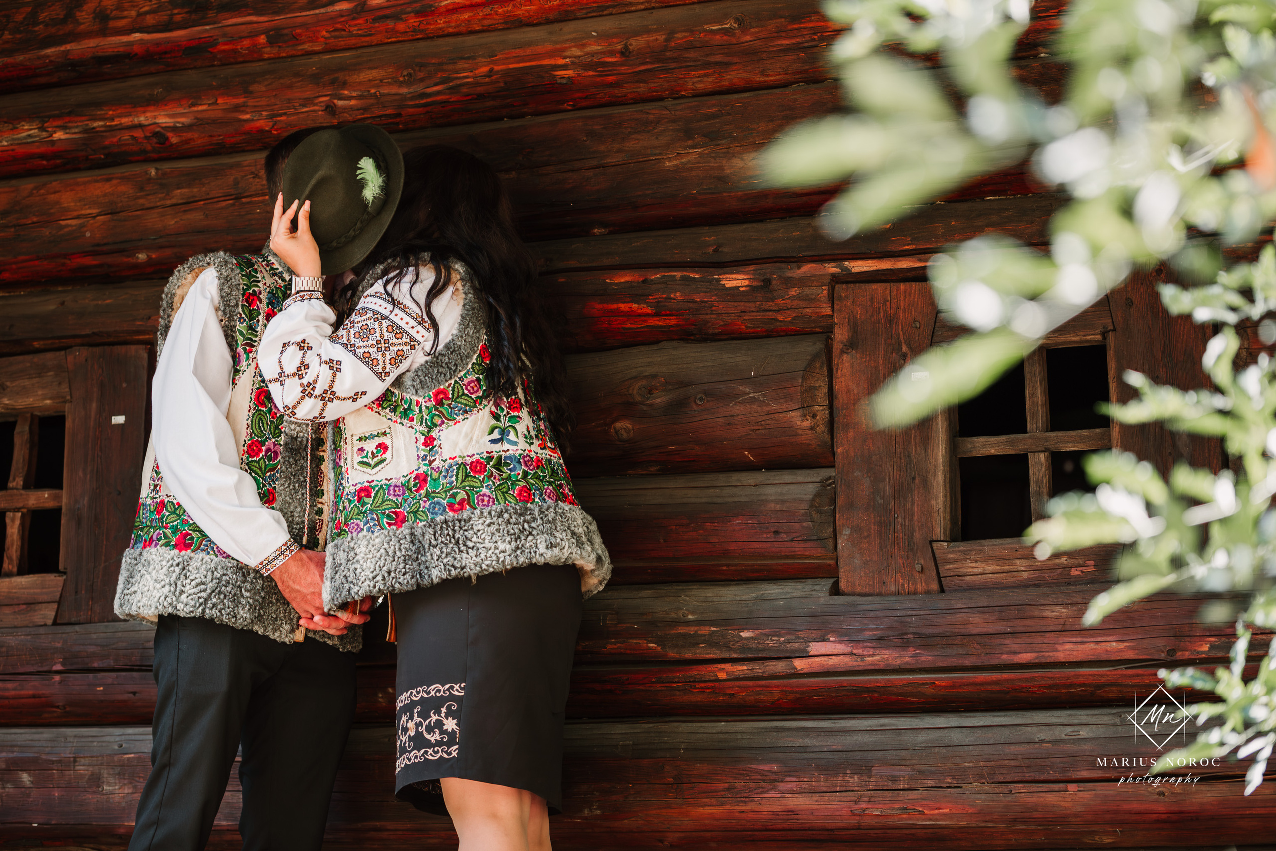 Sabina și Ionuț, îmbrăcați în costume populare bucovinene, au realizat o ședință foto "Save the Date" la Muzeul Satului Bucovinean din Suceava. Fotografii tradiționale și romantice, surprinse într-un peisaj autentic și istoric, evidențiind dragostea și frumusețea tradițiilor locale.